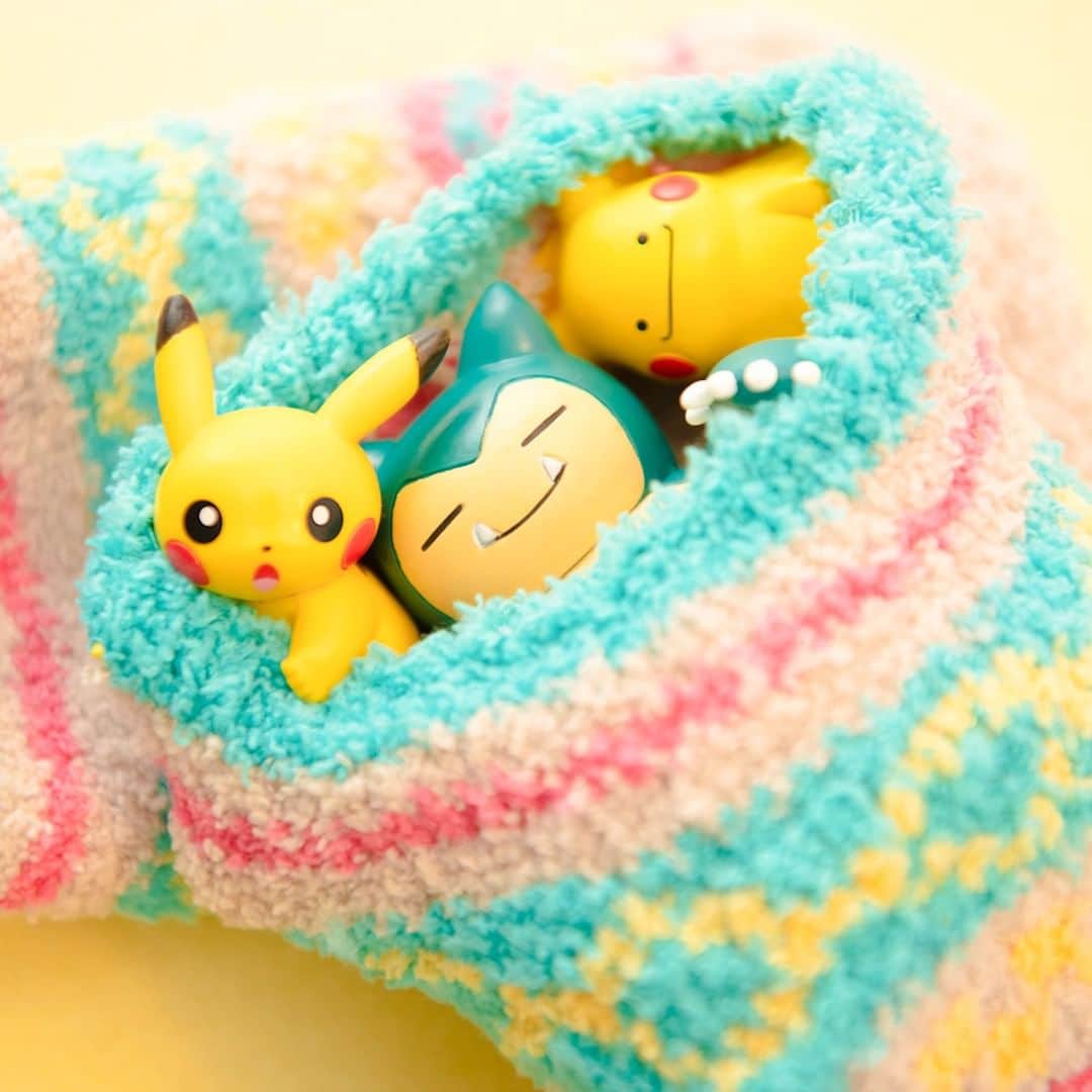 のインスタグラム：「【今日のピカチュウ】 メタモン、カビゴンといっしょにぬくぬく😊 でも3匹はちょっと狭いかな…❓💦 #pikachu #ditto #snorlax #pokemon #pikachu_snap #photooftheday #warm #relax #ピカチュウ #メタモン #カビゴン #ポケモン #もふもふ #リラックス」