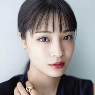 美的 Biteki's official Instagram! さんのインスタグラム写真 - (美的 Biteki's official Instagram! Instagram)「＼独占インタビュー／ 【広瀬 すずさんの美肌を保つ冬のスキンケア対策は？】 ・ 今最も注目を集める女優のひとり、広瀬すずさん。 その撥剌（はつらつ）とした笑顔には、見ているこちらまで幸せにするパワーが！ 「“楽しそうな顔”の、自分を元気にする＆人を惹きつける力」 そんなテーマである『美的』1月号の、まさに象徴的存在です。「楽しむこと」について伺う中で、 仕事、ファッションや美容への思いがうかがえました。 素敵なお写真とともに早速確認していきましょう♪ ・ （広瀬 すずさんのother shotsはスワイプしてチェック→） ・ 「短い時間でもおしゃれのことを考えるのが楽しい！」 ・ 類まれなる美貌、見る人を惹きつける演技力、全身からあふれ出るハッピーオーラ。まさに笑顔の似合う「楽しそうな顔」のもち主、国民的女優の広瀬すずさん。ＴＶに舞台に…と忙しい日々の中、「楽しい」と思うことを伺うと「ファッションです！」との答え。 「服が大好き。ちょっとしか家の外に出ない日でも、何を着たいか考え、私なりにきちんとした格好をしています。舞台の練習時期は、家から稽古場までしか私服を着ないんですが（笑）、それでもどんなコーディネートにしようか考えていました。それがいちばん楽しいんです。仕事で着る衣装も必ずチェック。スタイリストさんにブランドを聞いて、時間のあるときにショップまで行ったり、ネットで買ったりしています。この秋冬はジャケットが気になります」 ・ 「乾燥肌に冷え症。地道なケアを続けて改善」 ・ 取材中も思わず見ほれる程、くすみやカサつきのない、ツルンとした美肌。その秘訣を聞くと、「以前はひどい乾燥肌だったんです」と意外な言葉が。 「もう本当にカサカサしていて。２～３年前に肌が大あれしたんです。それから敏感に肌状態を気にかけるようになって、毎日丁寧に化粧水つけて乳液塗って…と欠かさず行っていたら、改善されてきました。やはり、毎日きちんとやる、ということが大切だなと。冬は特に乾燥するので、乳液の後にオイルやクリームも使っています」 ・ さらには極度の冷え症だったというので、驚きです。 「こちらも本当にひどくて。冬は足先の感覚がないのが当たり前だと思っていたんです。芸能界に入ってから、周りの人たちに『普通じゃないよそれ』って言われて（笑）。厚着して対策するというよりは、体内から整えていきました。腸もみに通ったり、家でおなかのセルフマッサージも。そうしたら代謝が上がって、最近は冷えというものをあまり感じなくなりました！運動はキックボクシングを週１～３回程習っています。前は冷え症すぎて汗をかかなかったんですが、最近は寒くても汗をかくようになりましたね。食べるものもなるべくヘルシーにと、気を遣うようになりました」 ごはんを食べに行ったり、普段から仲良くしている女性は、30代の方々が多いそう。「楽しそうで、時々羨ましく感じる」と言います。 「私の年だと、親のこととか、将来のこととか、あまりまだ現実味がなくて。30代は仕事からプライベートまで、真剣に考える時期なのかなと思います。そこに向けて、今は目の前のお仕事を真摯に頑張っていきたいと思います！」 ・ 最後は笑顔で締めてくださいました。広瀬 すずさん、ありがとうございました！ ・ PROFILE 広瀬すずさん 女優。1998年、静岡県生まれ。連続テレビ小説『なつぞら』をはじめ、多くのドラマに映画、CMで活躍。現在は野田秀樹演出舞台『Q:A Night At The Kabuki』が12月11日まで東京芸術劇場にて公開中。 #広瀬すず #hirosesuzu #suzuhirose #广濑铃 #広瀬すず好きな人と繋がりたい #広瀬すずファンと繋がりたい #広瀬すずちゃん #広瀬すず可愛すぎる #秋メイク #今日のメイク #今日のコーデ #美意識向上委員会 #女子力アップ #透明感 #小顔 #instabeauty #instacosmetics #instafashion #instagood #bitekicom #コスメ #コスメ好きさんと繋がりたい #メイク #メイク好きさんと繋がりたい #美容 #美的 #美的メイク #メイク好き #コスメオタク #女子力向上委員会」12月6日 18時00分 - bitekicom