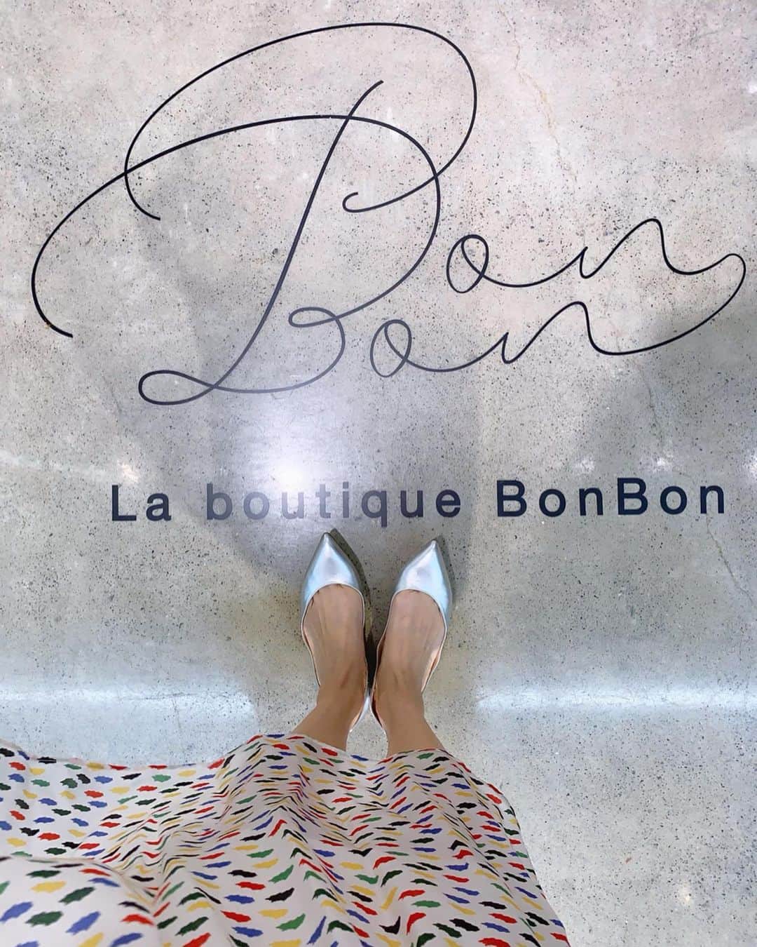 宮田綾子さんのインスタグラム写真 - (宮田綾子Instagram)「ハイヒールLOVERS Ayako⁑  新ブランドの「La boutique BonBon(ラブティックボンボン)」2020SS新商品内覧会へ👗 @la_boutique_bonbon_official 大人の女性が自分にご褒美をあげるように纏うお洋服がどれもディテール凝ってて可愛いの💕 最初に着たカラフルな水玉模様のワンピースはフランスから買い付けたものでシルク素材🇫🇷真っ先に目に付いて試着したよ！我ながら似合う、笑 次に着たブラウンのレーススカートも10枚で縫製されていて立体感があって軽やか バッグや帽子も大人可愛いでしょ 気に入った服がたくさんあったから、春になって着るのが楽しみ♪  #LaboutiqueBonBon#ラブティックボンボン#pr #ハイヒールLOVERS #宮田綾子 #ootd #outfit #mylook #fashion #今日のコーデ #きょコ #シンプルコーデ #カジュアルコーデ #オシャレさんと繋がりたい #着回しコーデ #アラサーコーデ #アラフォーファッション #40代コーデ」12月6日 18時01分 - ayako__miyata