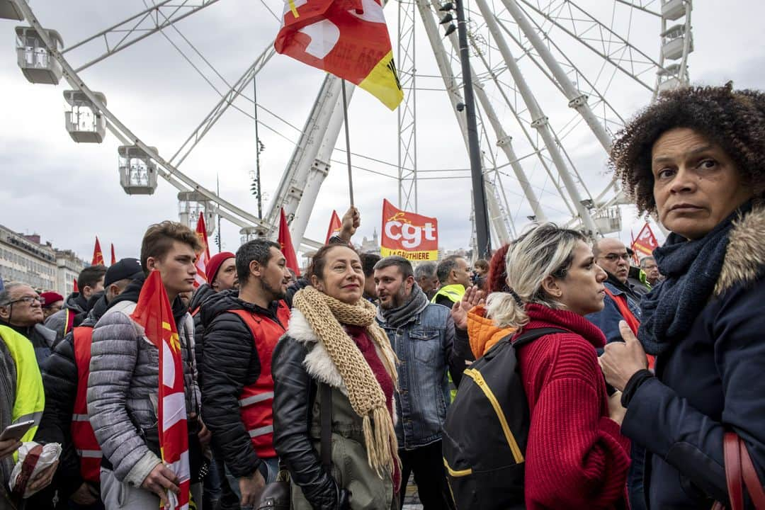 ルモンドさんのインスタグラム写真 - (ルモンドInstagram)「« Aujourd’hui on est là pour notre survie » La mobilisation du 5 décembre, plus de 800 000 personnes à travers le territoire français, par nos photographes. - 1. La manifestation Place de la République à Paris 2. Casse et altercation à Paris 3. Les sapeurs pompiers participent à la marche, Paris 4. La mobilisation à Rouen 5. Les infirmières à Brest 6. La manifestation suit le Vieux port à Marseille 7. Les Parisiens se débrouillent sans transport en commun 8. La mobilisation à Toulouse 9. Les syndicats à Marseille 10. Les interventions de police en fin de journée à Toulouse.  PHOTOS : Benjamin Girette (@benjamingirette) / Julien Muguet (@muguetjulien) / Julien Paquin (@julienpaquin) / Vassily Feodoroff (@vassilifeo) / France Keyser (@france_keyser)/ Cyril Abad (@cyrilabad) / Ulrich Lebeuf (@ulrich_lebeuf) #PourLeMonde」12月6日 18時02分 - lemondefr