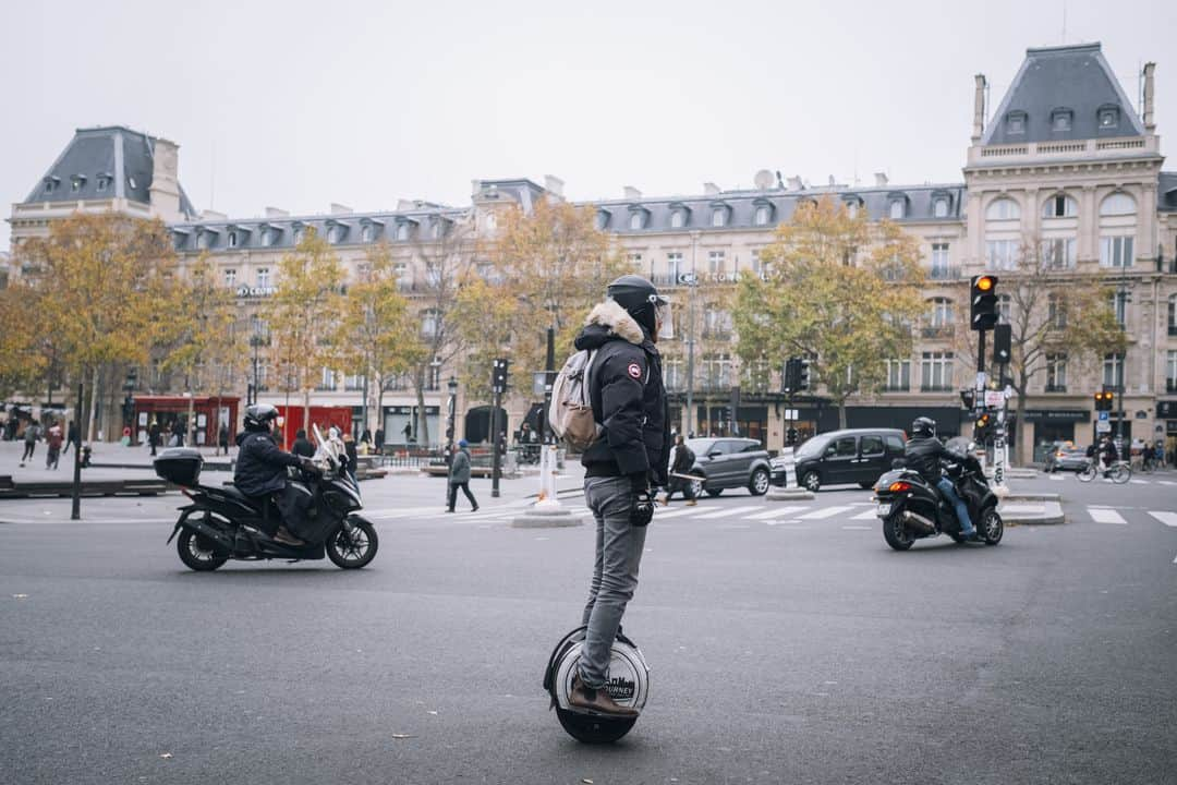 ルモンドさんのインスタグラム写真 - (ルモンドInstagram)「« Aujourd’hui on est là pour notre survie » La mobilisation du 5 décembre, plus de 800 000 personnes à travers le territoire français, par nos photographes. - 1. La manifestation Place de la République à Paris 2. Casse et altercation à Paris 3. Les sapeurs pompiers participent à la marche, Paris 4. La mobilisation à Rouen 5. Les infirmières à Brest 6. La manifestation suit le Vieux port à Marseille 7. Les Parisiens se débrouillent sans transport en commun 8. La mobilisation à Toulouse 9. Les syndicats à Marseille 10. Les interventions de police en fin de journée à Toulouse.  PHOTOS : Benjamin Girette (@benjamingirette) / Julien Muguet (@muguetjulien) / Julien Paquin (@julienpaquin) / Vassily Feodoroff (@vassilifeo) / France Keyser (@france_keyser)/ Cyril Abad (@cyrilabad) / Ulrich Lebeuf (@ulrich_lebeuf) #PourLeMonde」12月6日 18時02分 - lemondefr