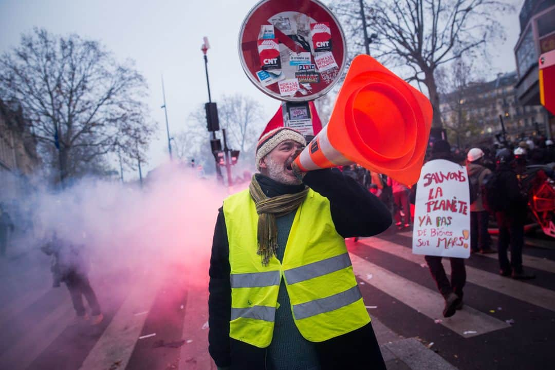 ルモンドさんのインスタグラム写真 - (ルモンドInstagram)「« Aujourd’hui on est là pour notre survie » La mobilisation du 5 décembre, plus de 800 000 personnes à travers le territoire français, par nos photographes. - 1. La manifestation Place de la République à Paris 2. Casse et altercation à Paris 3. Les sapeurs pompiers participent à la marche, Paris 4. La mobilisation à Rouen 5. Les infirmières à Brest 6. La manifestation suit le Vieux port à Marseille 7. Les Parisiens se débrouillent sans transport en commun 8. La mobilisation à Toulouse 9. Les syndicats à Marseille 10. Les interventions de police en fin de journée à Toulouse.  PHOTOS : Benjamin Girette (@benjamingirette) / Julien Muguet (@muguetjulien) / Julien Paquin (@julienpaquin) / Vassily Feodoroff (@vassilifeo) / France Keyser (@france_keyser)/ Cyril Abad (@cyrilabad) / Ulrich Lebeuf (@ulrich_lebeuf) #PourLeMonde」12月6日 18時02分 - lemondefr