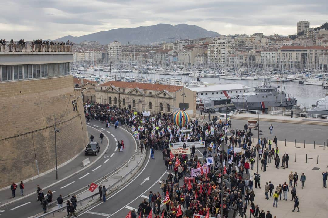 ルモンドさんのインスタグラム写真 - (ルモンドInstagram)「« Aujourd’hui on est là pour notre survie » La mobilisation du 5 décembre, plus de 800 000 personnes à travers le territoire français, par nos photographes. - 1. La manifestation Place de la République à Paris 2. Casse et altercation à Paris 3. Les sapeurs pompiers participent à la marche, Paris 4. La mobilisation à Rouen 5. Les infirmières à Brest 6. La manifestation suit le Vieux port à Marseille 7. Les Parisiens se débrouillent sans transport en commun 8. La mobilisation à Toulouse 9. Les syndicats à Marseille 10. Les interventions de police en fin de journée à Toulouse.  PHOTOS : Benjamin Girette (@benjamingirette) / Julien Muguet (@muguetjulien) / Julien Paquin (@julienpaquin) / Vassily Feodoroff (@vassilifeo) / France Keyser (@france_keyser)/ Cyril Abad (@cyrilabad) / Ulrich Lebeuf (@ulrich_lebeuf) #PourLeMonde」12月6日 18時02分 - lemondefr