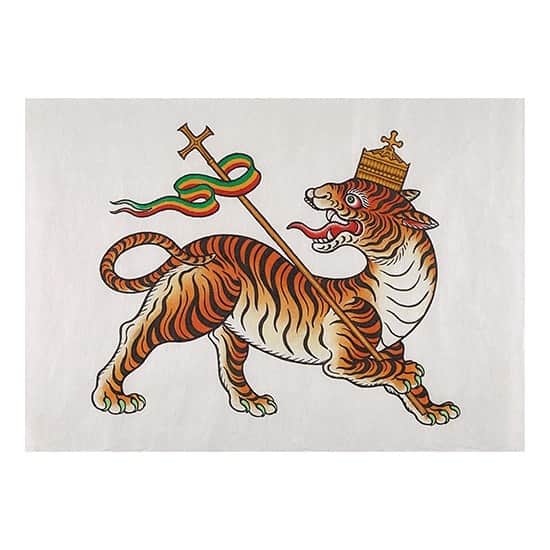 彫らずとも without needleのインスタグラム：「この作品は、伝統的なチベット絨毯のデザインがベースとなっている。【ジャー タイガー】は、ハイレセラシエ 1 世を象徴するジャーライオンと、チベット仏教で神聖な生き物とされる虎を絶妙な加減でミックス。Three Demons Design の遊び心が随所に感じられる作品となっている。  ジャータイガーby Three Demons Design  #horazutomo #kinari #kinarimagazine  #withoutneedle #art #poster #artwork #artpiece #tattoo #tattooart #tattoodesign #tattoos #japanesetattoo #tattoolife #threedemonsdesign #ink #inked #inkedart #tttart #tribaltattoo #tatouage」