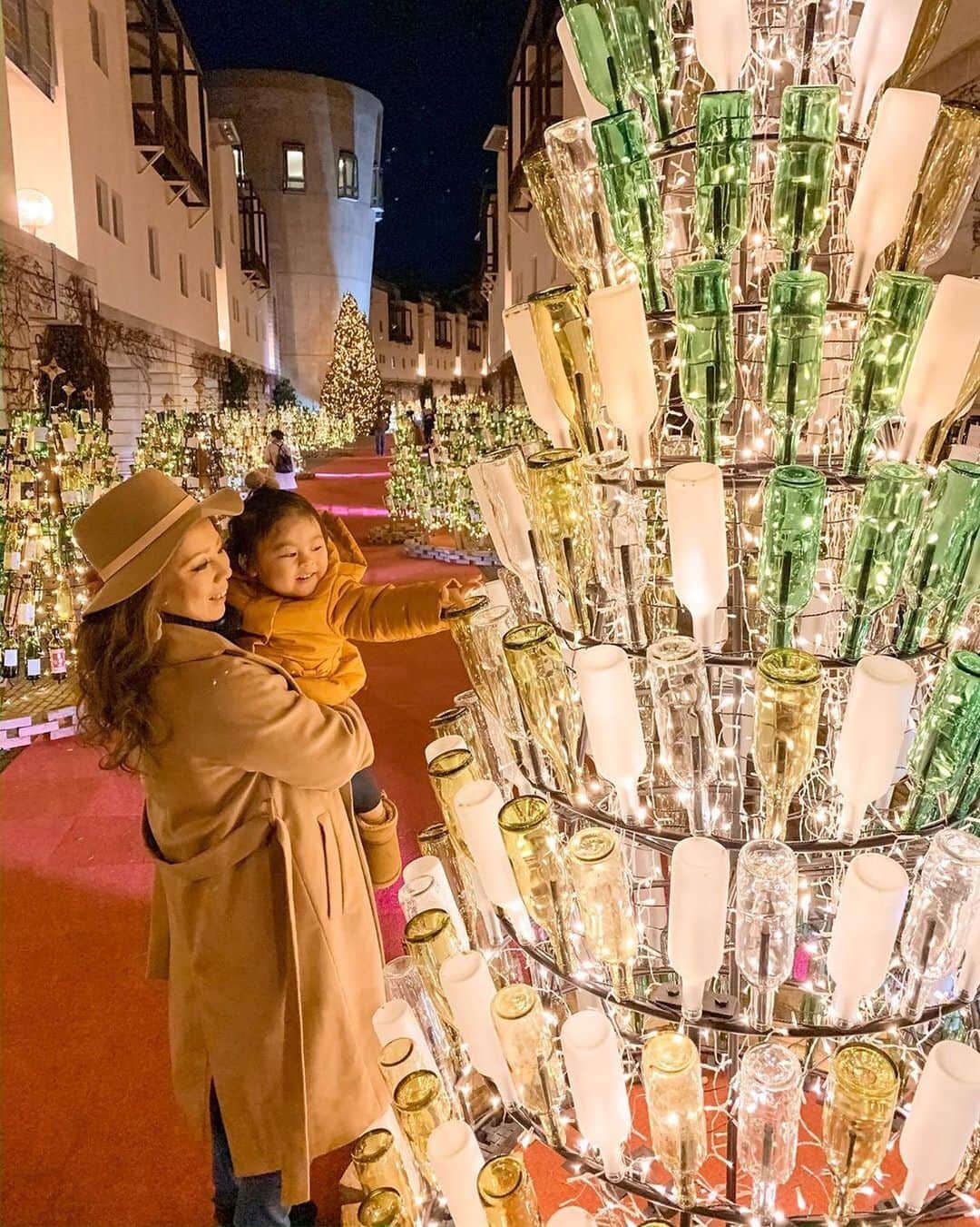 タビジョのインスタグラム：「こんばんは😊 お子さまと旅やお出かけを楽しんでいるお写真は 「#タビジョ」とあわせて 「#ママタビジョ」でお待ちしてます！ 本日はこちら💕 ＊＊＊＊＊＊ 📸@shiho33 さん 🚩山梨県「星野リゾート  リゾナーレ八ヶ岳 」 Love💋 ✴︎ 昨日は星野リゾート リゾナーレ八ヶ岳に行ってきたよ🤎🤎 . 毎年クリスマスシーズン🎅は もみの木のツリーが並んで とーっても綺麗なんだけど、 今年はワインボトル🍾のツリーだったよ🎄 . 12000本のワインボトルを使用していて ボトルによっても色が違って とっても綺麗だったよぉ🥺💗💗💗 . ワインが名産の山梨県らしい クリスマスイルミネーションでした🤭 . りのもキラキラなイルミネーションを見て とっても嬉しそうだったよ❤️❤️ ＊＊＊＊＊＊ いよいよイルミネーションがきれいな時期ですね✨ ワインボトルのツリーとても素敵🥴 ＊＊＊＊＊＊ イベントメンバー募集☆ 12月15日(日) 【アロハタビジョMEET UP in福岡】 ハワイについて学ぼう♪ お一人参加大歓迎です🤙 ＊＊＊＊＊＊ 12月18日(水) 【タビジョラン×フライング タイガー コペンハーゲン】 『クリスマス☆イルミラン』 ミッションをクリアしてサンタになろう！ 参加者先着20名限定企画！受付中☆ ＊＊＊＊＊＊ 詳細はアカウント🔝のURLから チェックしてください😊 @tabi_jyo #タビジョ #タビジョと繋がりたい」