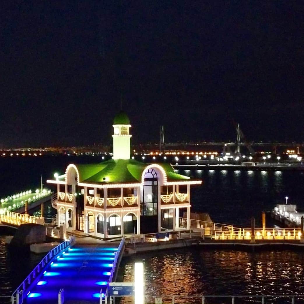 のインスタグラム：「. 今年も、横浜港の美しい夜景とイルミネーションの光が競演する、「パシフィコ横浜 ウィンターイルミネーション2019」が始まりました。 フローティングレストラン「ピア21」が2階に入るぷかりさん橋も、シャンパンゴールドの光に彩られています。 . . #intercontinentalyokohamagrand #ihgjapantravel #intercontinentallife #illumination #pacificoyokohama #yokohama #minatomirai  #ヨコハマグランドインターコンチネンタルホテル #イルミネーション #横浜 #みなとみらい」