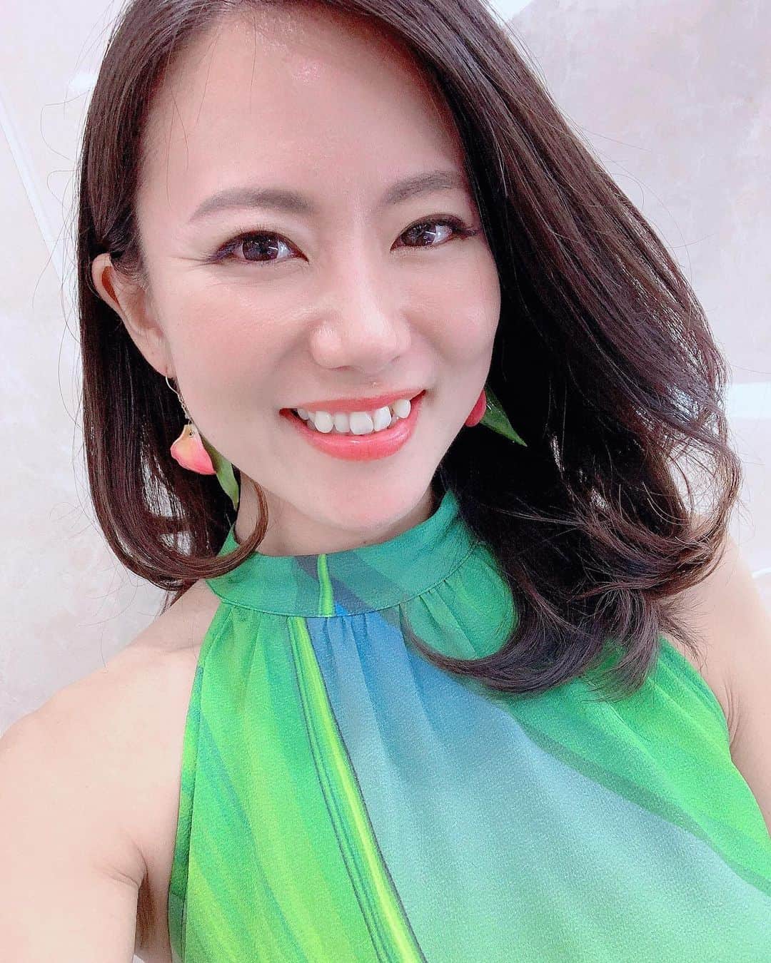 長嶺菜菜子さんのインスタグラム写真 - (長嶺菜菜子Instagram)「この時期にこの服の投稿﻿ 時期のアンバランス感🗿🧩﻿ ﻿ ﻿ お気に入りの服は何回も着るタイプ😍﻿ ﻿ ﻿ 関東沖縄経営者協会の忘年会で﻿ 1人ノースリーブ、派手目💃👗﻿ ﻿ ﻿ 目立ってやったぜ( '∀︎' )🦄﻿ ﻿ ﻿ よーかんワンピにぴったりなピアスを見つけてさ﻿🙌 このワンピの為に、そして私の為に作られたようなピアス←﻿ ﻿ ﻿ ピンクのプルメリアのプリザーブドピアス✨﻿ プリザーブドだから本物なのだ❤️﻿ ﻿ ﻿ タイプ過ぎて、可愛すぎて早く夏きて欲しい😍🌺﻿ ﻿ ﻿ Onepiece ... @yokang9956  Earrings ... @artland_resort_jeweiry ﻿ ﻿ ★------------------------------------------------☆ ﻿ #沖縄人 #うちなんちゅ﻿ #沖縄出身 #八重歯 #でこっぱち﻿ #よーかんワンピース﻿ #沖縄よーかん﻿ #ピアス #アクセサリー﻿ #夏アクセサリー﻿ #プルメリアピアス﻿ #ブリザーブドアクセサリー」12月6日 18時13分 - na7co0422