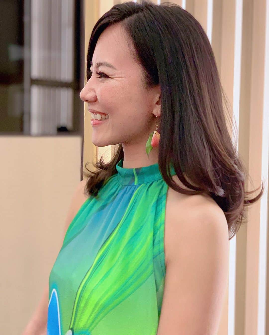 長嶺菜菜子のインスタグラム：「この時期にこの服の投稿﻿ 時期のアンバランス感🗿🧩﻿ ﻿ ﻿ お気に入りの服は何回も着るタイプ😍﻿ ﻿ ﻿ 関東沖縄経営者協会の忘年会で﻿ 1人ノースリーブ、派手目💃👗﻿ ﻿ ﻿ 目立ってやったぜ( '∀︎' )🦄﻿ ﻿ ﻿ よーかんワンピにぴったりなピアスを見つけてさ﻿🙌 このワンピの為に、そして私の為に作られたようなピアス←﻿ ﻿ ﻿ ピンクのプルメリアのプリザーブドピアス✨﻿ プリザーブドだから本物なのだ❤️﻿ ﻿ ﻿ タイプ過ぎて、可愛すぎて早く夏きて欲しい😍🌺﻿ ﻿ ﻿ Onepiece ... @yokang9956  Earrings ... @artland_resort_jeweiry ﻿ ﻿ ★------------------------------------------------☆ ﻿ #沖縄人 #うちなんちゅ﻿ #沖縄出身 #八重歯 #でこっぱち﻿ #よーかんワンピース﻿ #沖縄よーかん﻿ #ピアス #アクセサリー﻿ #夏アクセサリー﻿ #プルメリアピアス﻿ #ブリザーブドアクセサリー」