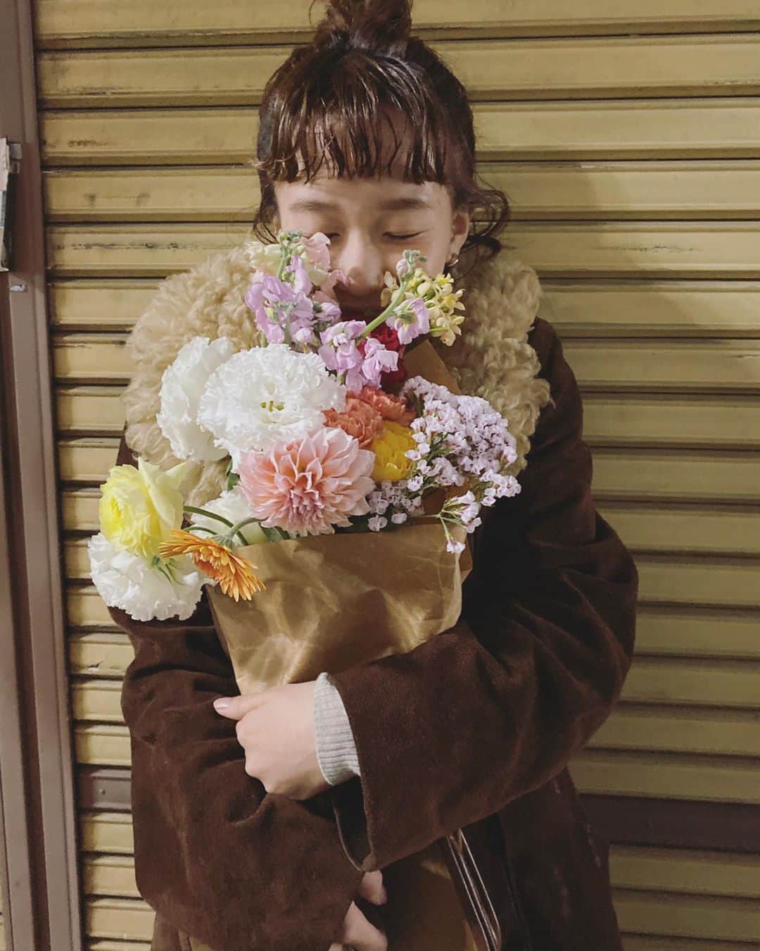 柴田紗希さんのインスタグラム写真 - (柴田紗希Instagram)「寄せ花束💐 leadsのイベントでみんなから 一人一人が花を選んでくれて それをまとめてくれたんだって 心をいっぱいもらった気分 本当温かい事考えてくれるなぁ、、、😭✨ ありがとう嬉しいすぎたよ！」12月6日 18時22分 - shibasaaki