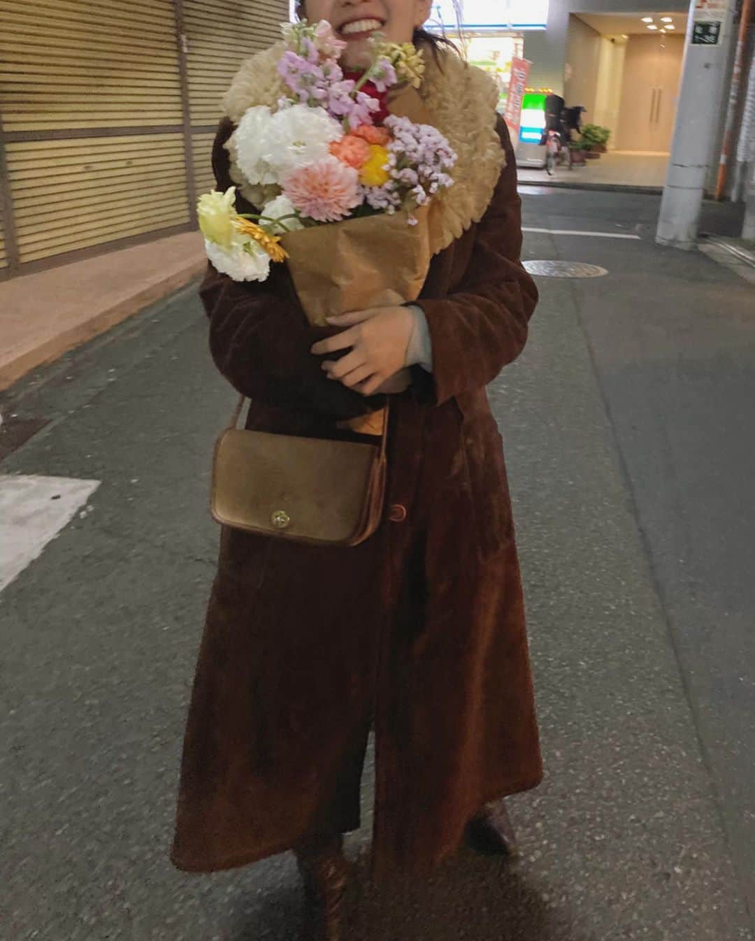 柴田紗希さんのインスタグラム写真 - (柴田紗希Instagram)「寄せ花束💐 leadsのイベントでみんなから 一人一人が花を選んでくれて それをまとめてくれたんだって 心をいっぱいもらった気分 本当温かい事考えてくれるなぁ、、、😭✨ ありがとう嬉しいすぎたよ！」12月6日 18時22分 - shibasaaki