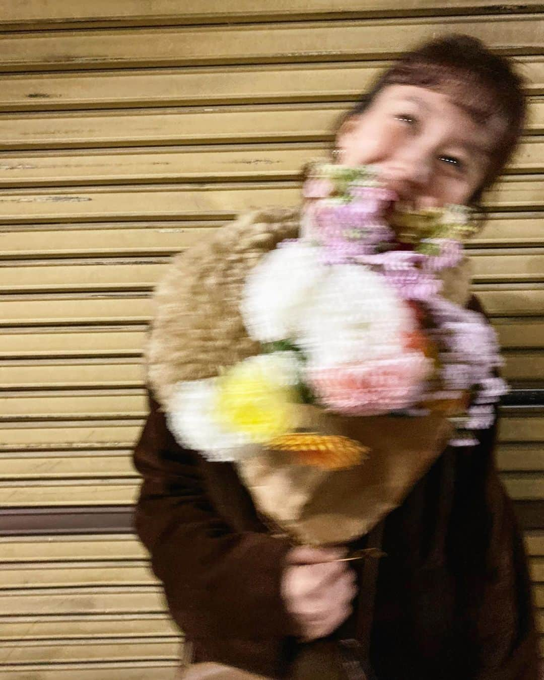 柴田紗希さんのインスタグラム写真 - (柴田紗希Instagram)「寄せ花束💐 leadsのイベントでみんなから 一人一人が花を選んでくれて それをまとめてくれたんだって 心をいっぱいもらった気分 本当温かい事考えてくれるなぁ、、、😭✨ ありがとう嬉しいすぎたよ！」12月6日 18時22分 - shibasaaki