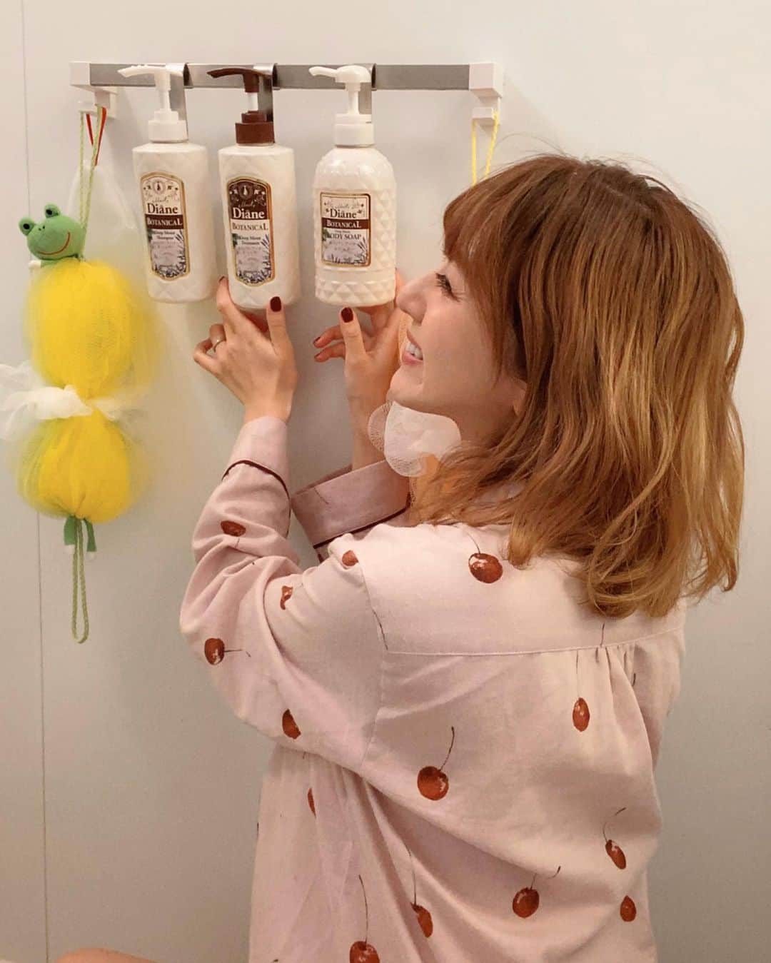 のインスタグラム：「・ 最近お気に入りのダイアンボタニカル @dianebotanical 🛁❤️ 天然由来成分たっぷりで 保湿力も抜群だし 大容量だから家族で使えるのも とっても魅力的なんだあ👨‍👩‍👧‍👦❣️ 先週もボディミルクを紹介したよっ🙋🏻‍♀ さて。今回は "暮らしのくふう"のクフラさんでも紹介された ダイアンボタニカルのお風呂場収納企画❄️ ダイアンボタニカルは ボトルデザインもオシャレでスタイリッシュだし 収納することでバスルームがよりスッキリ👏🏻👏🏻 こんなふうに掛けられると 場所もとらないし お掃除もちょっぴし楽になるよ🍎 取り付けも簡単〜☺️✨ これはいいわ❤️ そして✨ シャンプーやトリートメントと ボディソープも同じ香りなので バスタイム中のい〜い香りが最高でした☺️ ほんっと至福の時間になる〜🛁 #ダイアンボタニカル #dianebotanical #クフラ #お風呂 #お風呂場 #お風呂収納 #バスルーム #収納アイデア #収納術 #収納見直し #フック #収納 #整理整頓 #シンプルな暮らし #すっきり暮らす #暮らしを整える #暮らしの道具 #シンプルホーム #片付け #pr」
