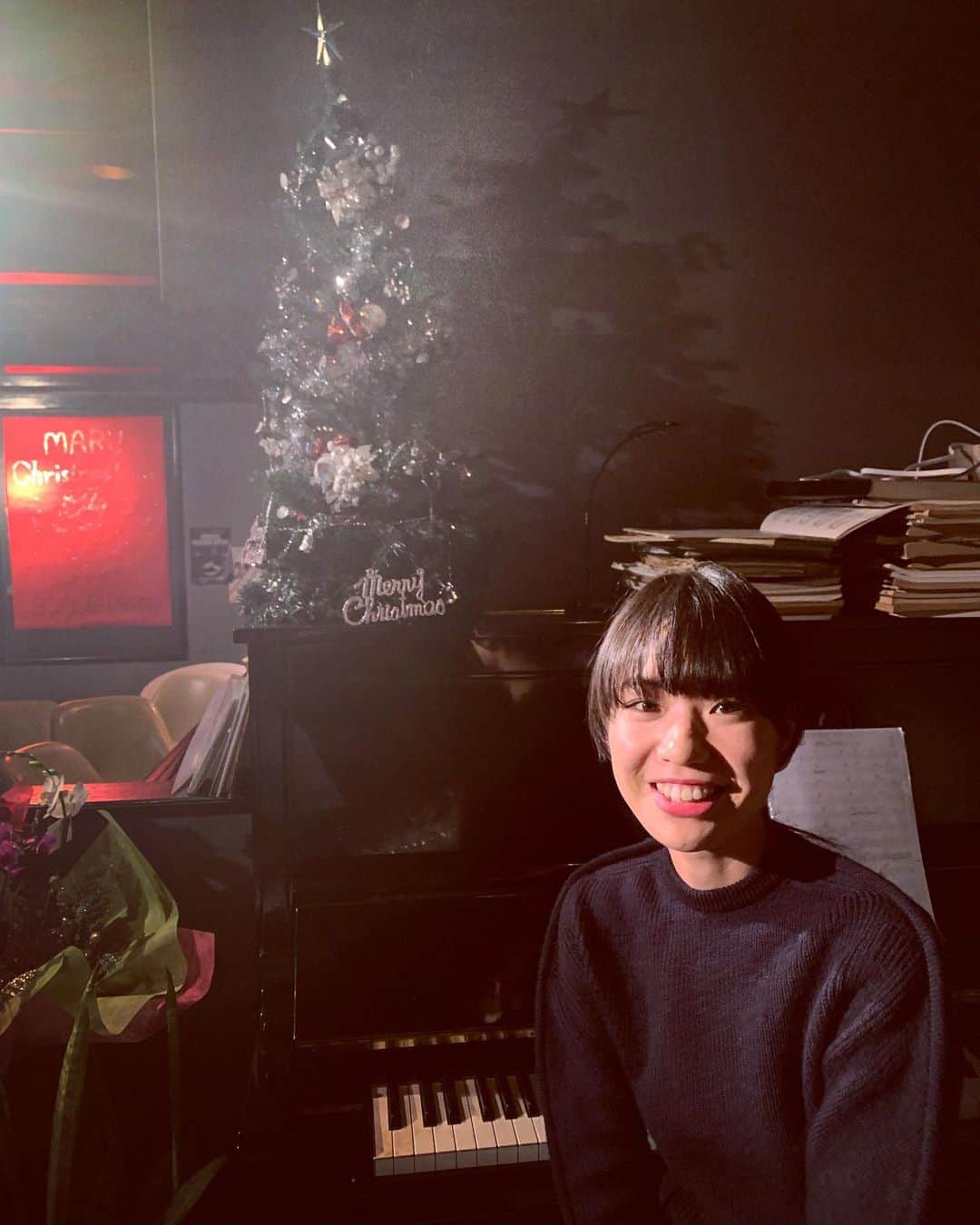 MARUさんのインスタグラム写真 - (MARUInstagram)「竹田麻里絵とクリスマスツリー。今夜は二人でデュオライブです。楽しみ。隣のカレー屋も楽しみ。」12月6日 18時19分 - maru_firelily