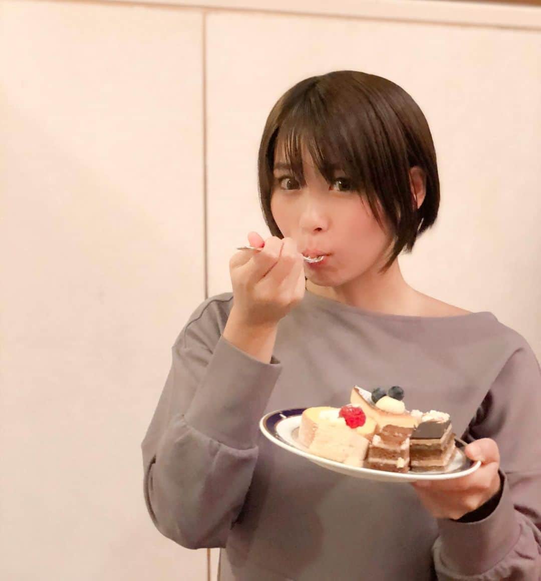 のインスタグラム：「パーティ🎈 ケーキだいすき🍰💗 💗 ・ 食べすぎ？ ・ ・ #snsレンタル彼女  #彼女とデートなうに使っていいよ  #model #猫顔  #smile #girl  #shooting #셀카 #미소녀 #일본인  #非常好 #摄影 #塚田綾佳」