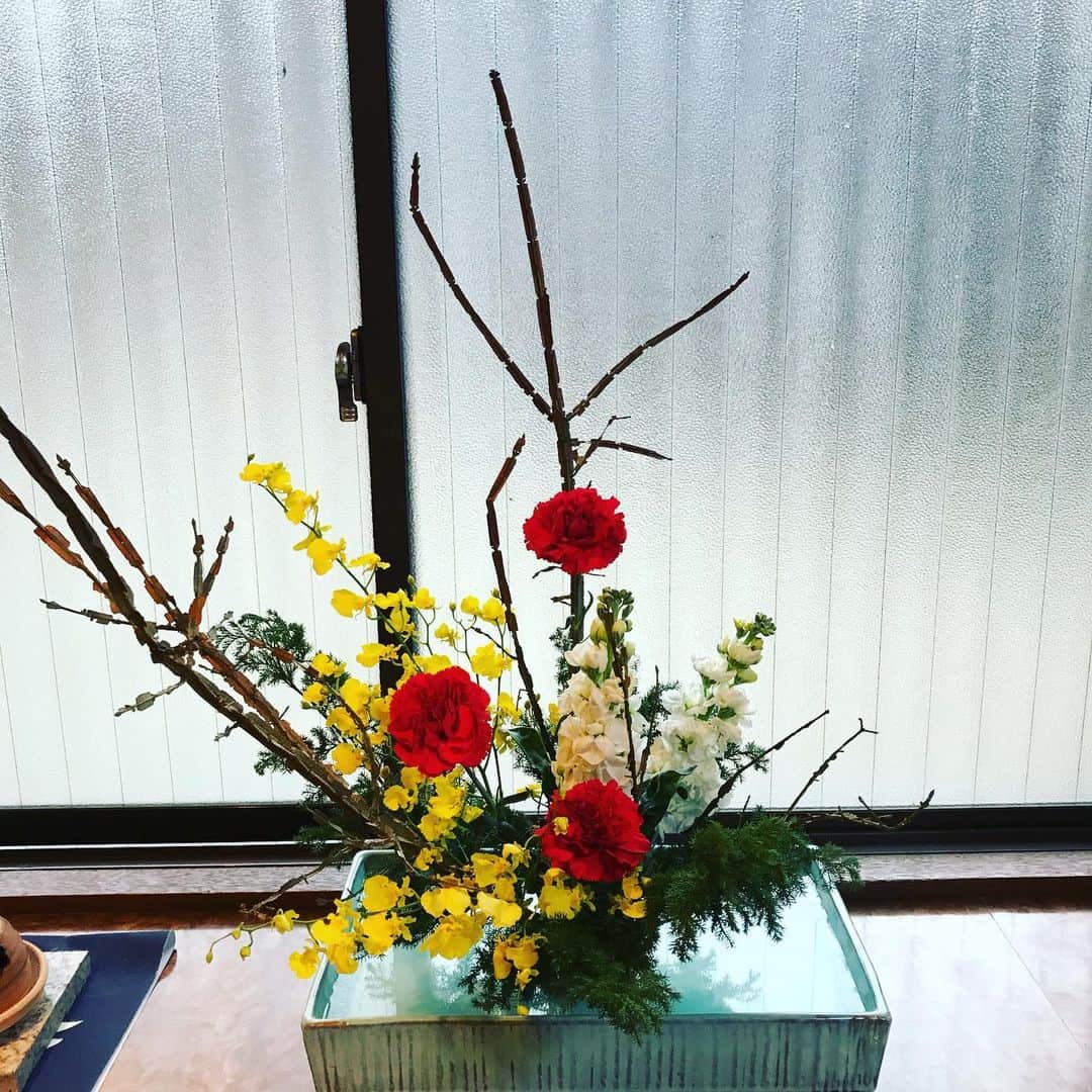 旅館 川端屋さんのインスタグラム写真 - (旅館 川端屋Instagram)「お花もクリスマスカラーに仕上げました(^^) #ikebana #川端屋#今庄宿」12月6日 18時32分 - ryokan_kawabataya