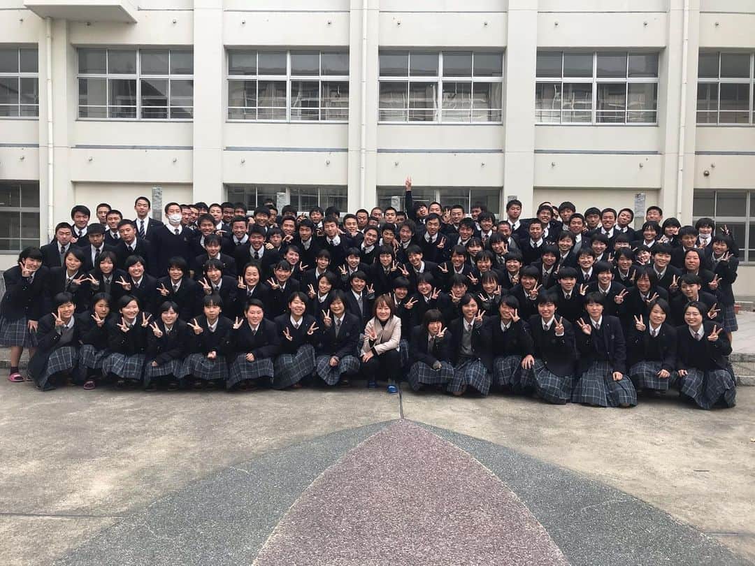 佐野優子のインスタグラム：「. 本日は京都府立久御山高校へ🏫 . 元気モリモリなスポーツクラスの生徒達😄 . . 偏差値なんぼでしたか？ って質問は初めてだったよ🙊💦笑 . #久御山高校  #公立高校 #スポーツクラス  #バレーボール部 #剣道部」
