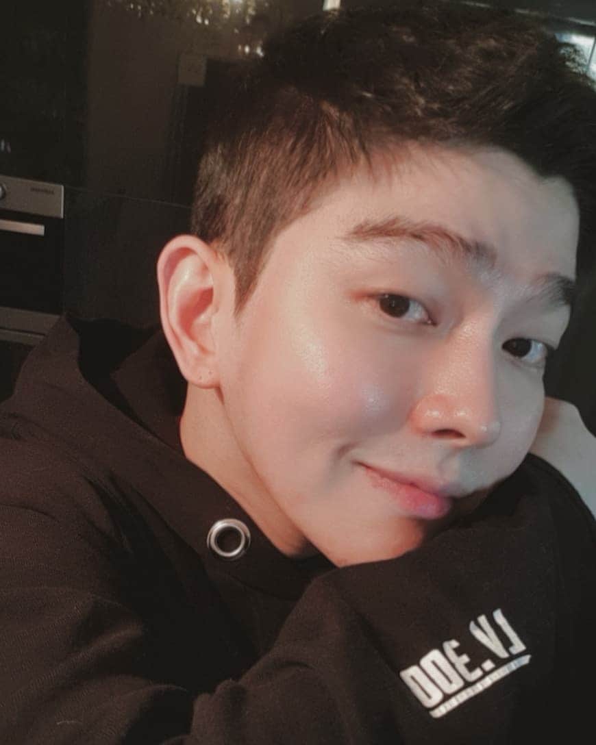 ユン・ギュンサンのインスタグラム：「#귱쿵똠몽반 저는 잘지냅니다. 다들 잘 지내고 계시죠?」