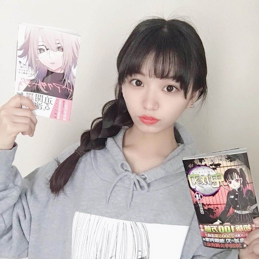 岩城優里のインスタグラム：「テスト終わりのご褒美(?)に💭 . 実は月曜日にまだ1教科残っているけど、買っちゃいました🔅 . アクタージュ vol.9 鬼滅の刃 18 . 2作品とも言わずと知れた人気作品なので今回は紹介を省いて載せますね💭 . 本屋さんに行ったら色々気になる漫画が増えて増えて…… 今回は今読んでる漫画の新刊をとりあえず😌 読みたい漫画、気になる漫画が本屋さんに行くたびに増え続けて 溜まりに溜まってきてるので、漫画爆買いをいつかしてみたい💭 . . . 鬼滅は気になりすぎて、友達から借りてジャンプの方を見てたので内容自体はもう読んでいましたが、 やっぱ単行本揃えたくて…… 表紙がカナヲちゃんですし…発売初日ではないのでもう特典は既に終了してましたが😢 . . アクタージュ何気凄い花子さん推してしまう…花子さん好きだわ~ってなりました…表紙の髪色素敵すぎる👏🏻 アクタージュから気になって、作品内に出てくる演劇の小説とか動画を見たりします凄く面白い😌 . . #漫画 #漫画新刊 #漫画紹介 #まんが好き #マンガ好きと繋がりたい #漫画好きと繋がりたい #アニメ好きと繋がりたい #少年漫画  #アクタージュ #マツキタツヤ #宇佐崎しろ  #鬼滅の刃 #鬼滅の刃漫画 #吾峠呼世晴 #吾峠呼世晴先生  #集英社 #最新刊  #週刊少年ジャンプ #少年ジャンプ #ジャンプコミックス  #みつあみ #ひとつむすび #ぱーかー #ぱーかー女子 #ふせでぃさん #アニオタと繋がりたい #オタク女子と繋がりたい」