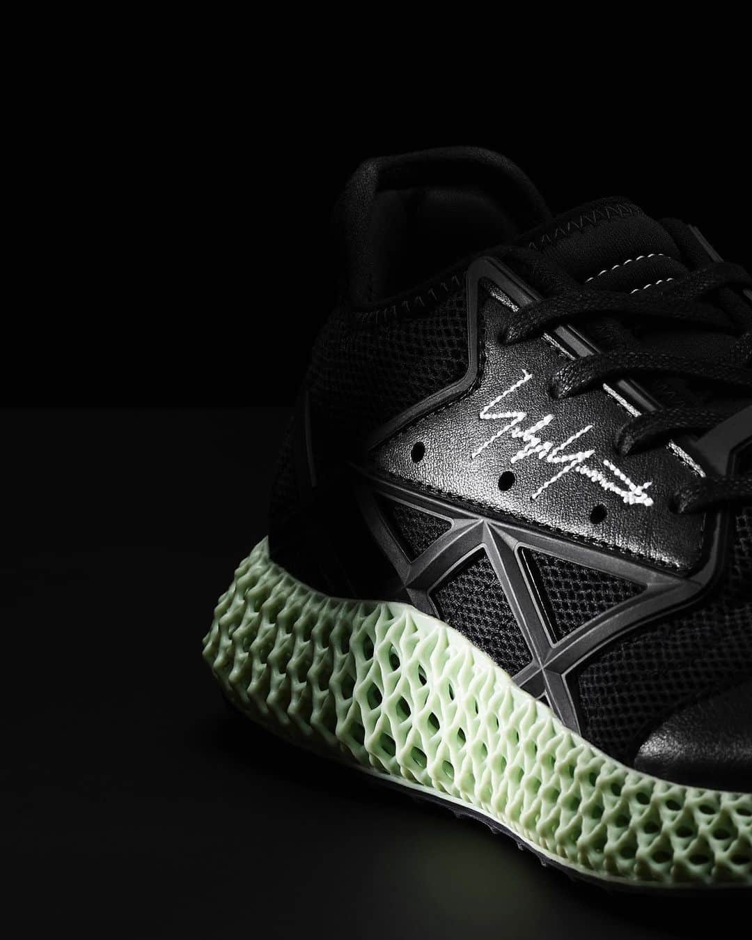 ワイスリーさんのインスタグラム写真 - (ワイスリーInstagram)「Y-3 RUNNER 4D.​ Available December 10 at adidas flagship stores, Y-3 flagship stores and in a selection of retailers worldwide.​ ---​ #adidas #Y3 #YohjiYamamoto ​ Discover more at adidas.com/y-3」12月6日 18時34分 - adidasy3