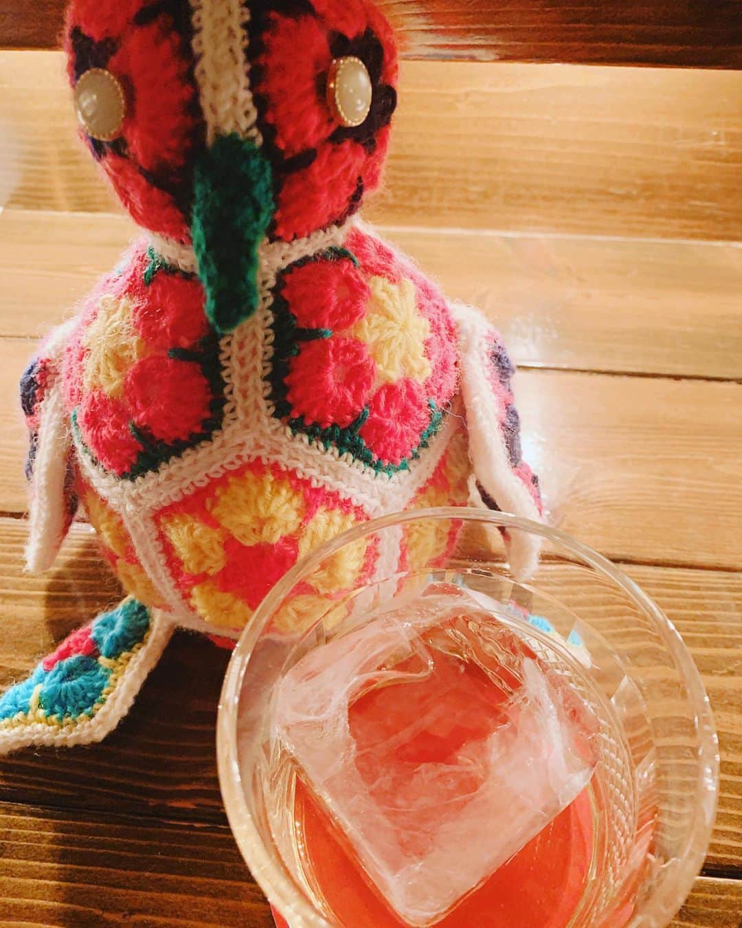 愛純もえりさんのインスタグラム写真 - (愛純もえりInstagram)「札幌滞在中、 郷に入れば郷に従え、ということで、 シメパフェ文化を体験してきたよ🍦 . 前から行きたいと思ってたお店なのでウキウキが止まらなかった🌟 落ち着いた雰囲気でお酒とパフェを楽しむ❤️ パフェのお供はスコッチウイスキーのロック🥃 #バーラーペンギン堂 #シメパフェ」12月6日 18時50分 - moeri_aizumi