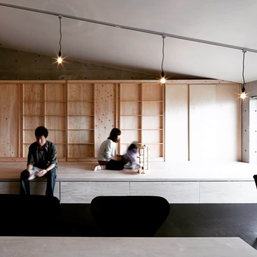 SUVACOさんのインスタグラム写真 - (SUVACOInstagram)「ズバリ「収納力のある家」です。収納部が可動することによって部屋が現れるという…とにかく、じっくり見てください！﻿ designed by H2DO一級建築士事務所 ﻿ ↓↓↓ この事例をもっと見るなら ↓↓↓ ﻿ https://suvaco.jp/project/dR3MVBoNYM﻿ ﻿ #収納たくさんの家 #小上がり収納 #造作本棚 #勾配天井リビング #アイランドキッチンカウンター #いい家 #今日のいい家 #自分らしい家 #家づくりを楽しむ #施工例 #建築 #デザイン住宅 #architecture #archidaily #archilovers #houseportrait # SUVACO #SUVACO編集部 #マンションリノベーション#リノベーション #リノベーション事例 #リノベーション住宅 #リノベーション会社 #リノベーションしたい #リノベーションライフ #リノベーションという選択」12月6日 18時43分 - suvaco.jp