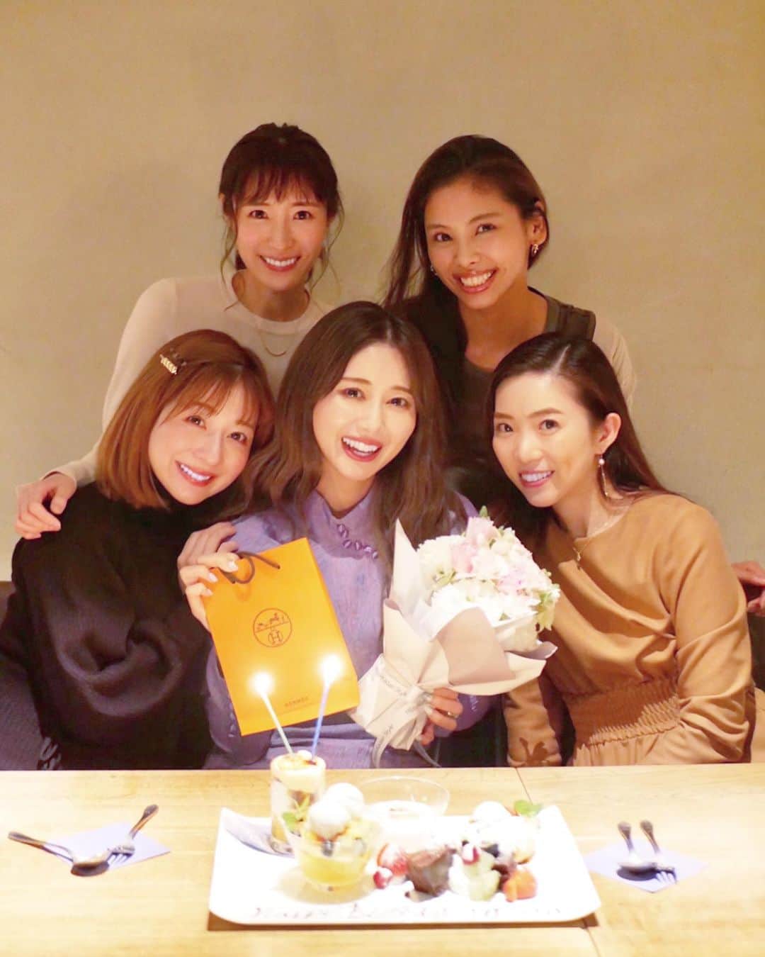 小林真由のインスタグラム：「12/6 みさとんの誕生日♡﻿ みさとんを愛する親友達でお祝いしました🥺💕﻿ ﻿ 見た目も心も美しい美里ちゃんから﻿ 気づかされることはたくさん。﻿ いつもありがとう🙈💕 ﻿ この歳になると毎年お祝いしてるこの日を一緒に過ごせることがさらに貴重で感謝でいっぱいです🙏﻿(パパ娘、お留守番もありがとう。) 素敵な1年になりますように☺️💕 ﻿ #出会って12回目の12月﻿ #誕生日 #お誕生日おめでとう #バースデー #ディナー #女子会 #birthday #30th #dinner」