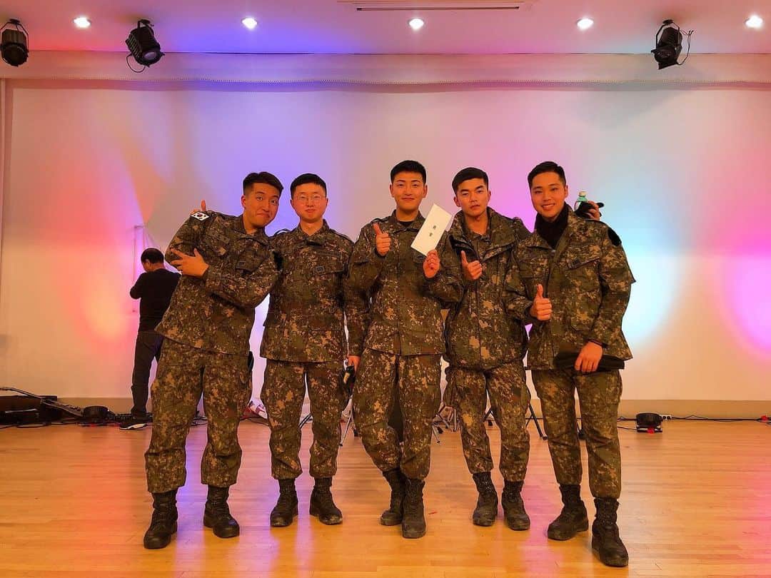 ヒョクジン のインスタグラム：「1등했다!!!!! 🤗👏 장병예술제 1등 🥇  #장병예술제 #군인 #가수」