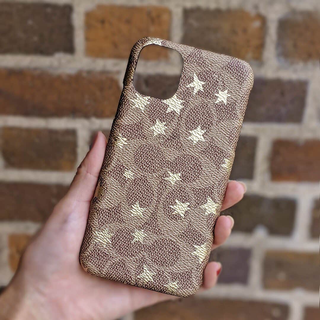 のインスタグラム：「COACHからSoftBank限定モデルのiPhone11用ケースが登場しました！ 上質なCOACHのロゴデザインを基調にポップな星がちりばめられているこのケース⭐︎ 高級感の中に可愛さを求めているような方にぴったりです😊 ケースを付けたままのワイヤレス充電も可能ですよ！ ・ SoftBank限定モデル COACH SLIM WRAP CASE POP STAR Gold Signature C Wrap for iPhone 11 8,250円（税込） - - - - - - - - - お求めは写真をタップしてオンラインショップまたはお近くのソフトバンクショップへ✨ （店舗により、在庫状況が異なります。お近くのソフトバンクショップへお問い合わせください） . #SoftBankSELECTION #ソフトバンクセレクション #ガジェット #スマホケース #iPhoneケース #スマホカバー #アイフォンケース #背面ケース #背面iPhoneケース #携帯カバー #携帯ケース #iPhone #スマホアクセサリー #スマホ部 #スマホアクセ #iPhone11 #iPhone11ケース #COACH #コーチ #大人可愛い #オトナ女子 #おしゃれさんと繋がりたい #限定モデル #星 #スター #星モチーフ #ワイヤレスチャージャー」