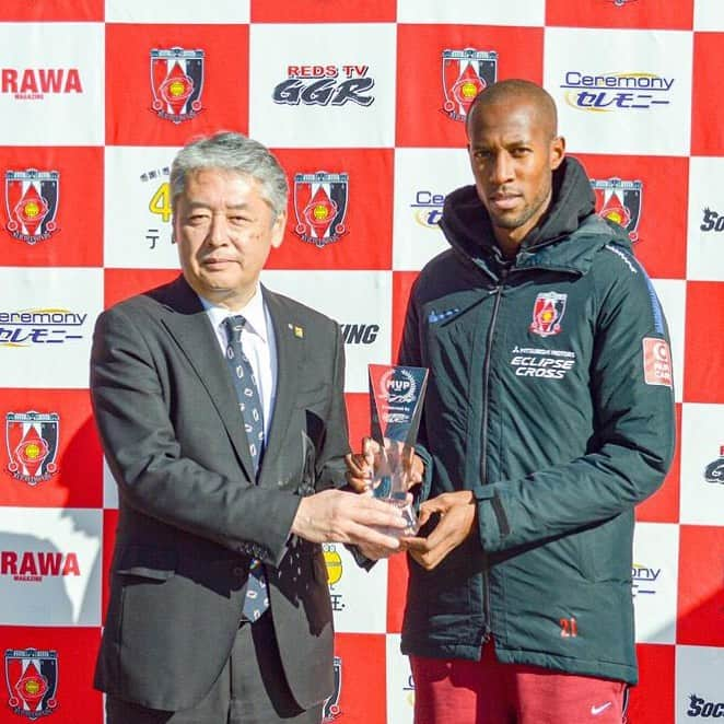 クエンテン・マルティノスのインスタグラム：「Player of the month. November  Thanks for the support and trust We are reds!! 🔴🔴🔴 - - - - #ydk #qmartinus #jleague」