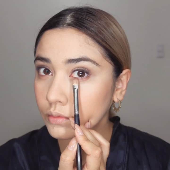 ローレン・ヤングのインスタグラム：「Who says you can’t do a plum lip for Christmas? 💜 All you need is a little sparkle 🤩✨ . . . 👩🏻Face: @maccosmeticsph @narsissist @tomfordbeauty @3ce_official 👀Eyes: @narsissist @tomfordbeauty 👁Lashes: @strokesbeautyph @lauramercier 👄Lips: @maccosmeticsph 💅Nails: @lakstudioph 🎶Music: The Christmas Vibe Site: https://icons8.com/music/」