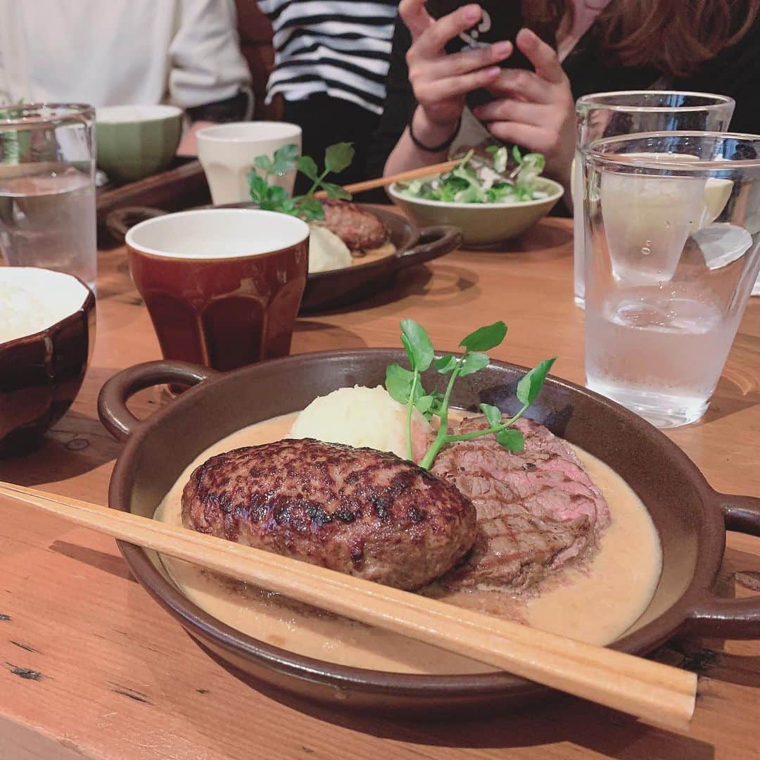 のインスタグラム：「. . ウィザード会で行ったハンバーグ屋さん 美味しかった。幸せだったぁ。 みんなにお肉食べれるようになったんだね！って 言われたよ🥺20歳までお菓子と麺に生かされてた。 . #チェスナット#ハンバーグ #鶴ヶ島 #お肉食べれるようになりました」