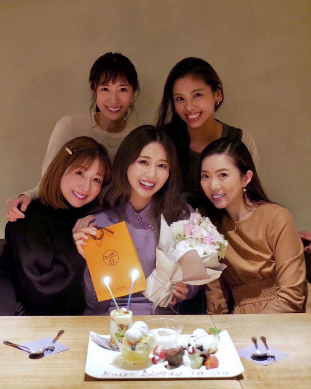 のインスタグラム：「・ 2019.12.06 happybirthday🎂❤️❤️❤️ 今日は美里んのお誕生日✨ いつものメンバーでお祝い🥂 一緒に乗り越えてきたことが 数え切れないほどあった20代。 30代も支え合い 真っ直ぐ生きていこうね💕 たくさんの幸せを感じる1年になりますように🍀 らぶ❣️ #happybirthday #1206 #20191206」