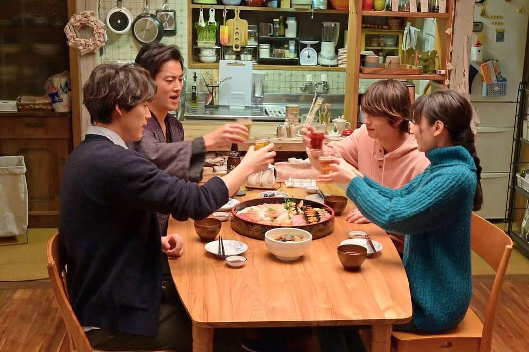 4分間のマリーゴールド【公式】のインスタグラム：「#沙羅✍️ 藍くん受験お疲れさまー🍻 今度こそ、おいしくお寿司が食べられるね😋🍣 料理の道に進むって決めてから、 なんだかキラキラしてる藍くん✨ お姉ちゃんは全力で応援してるよ‼️ * #団欒花巻家🏠 #4分間のマリーゴールド #よんまり #第9話まであと3時間 #福士蒼汰 #菜々緒 #桐谷健太 #横浜流星 #tbs」