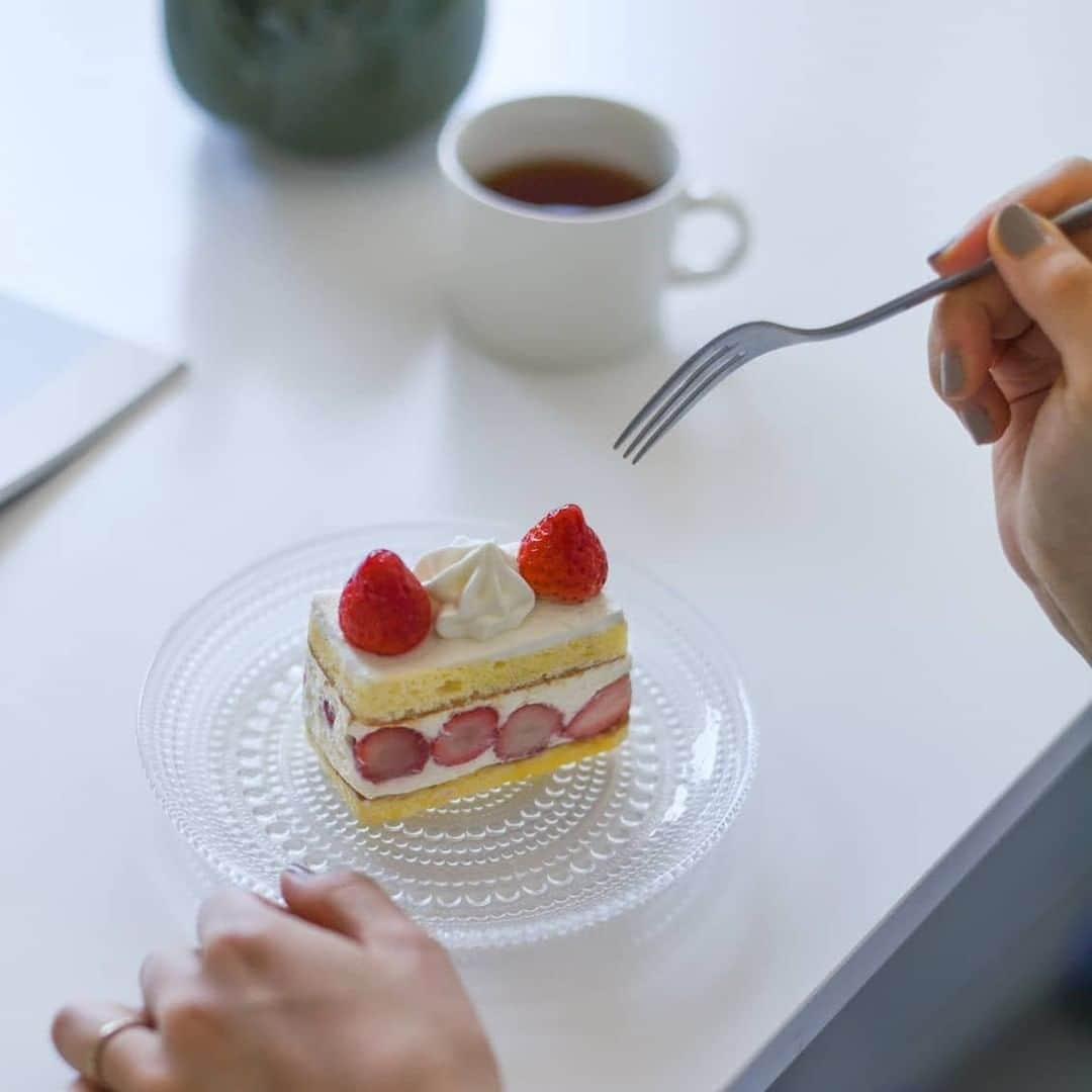 北欧、暮らしの道具店さんのインスタグラム写真 - (北欧、暮らしの道具店Instagram)「ふだんの食卓が、パッと華やかになる♪ フィンランドから届いた、美しい宝石のような器🍰 . - - - - - - - - - - - - フィンランド語で「露の雫」という 意味を持つ、iittalaのカステヘルミ。  その名の通り、大小の雫が たくさん並んだデザインは、 思わず見入ってしまう美しさです。  直径は17cmのプレートは、 デザートやフルーツをのせるのにも ちょうどいいサイズ。  がんばった日のご褒美にケーキを買って。 カステヘルミにのるだけで、 いつもよりちょっと 特別なおやつタイムに。  これからの季節ですと、 クリスマスのケーキを 盛り付けるのも良いですね♪ . - - - - - - - - - - - - iittala/イッタラ/Kastehelmi/カステヘルミ/プレート . ▶お買いものはプロフィールのリンクからどうぞ→@hokuoh_kurashi . #kitchen#kitchendesign#kitchenware#tableware#bowl#plate#ittala#kastehelmi#イッタラ#カステヘルミ#ボウル#食卓#暮らしのこと#テーブルウェア#キッチン#キッチン雑貨#食器#シンプル#シンプルライフ#シンプルデザイン#暮らしを楽しむ#日々の暮らし#北欧#暮らし#北欧暮らしの道具店」12月6日 19時00分 - hokuoh_kurashi