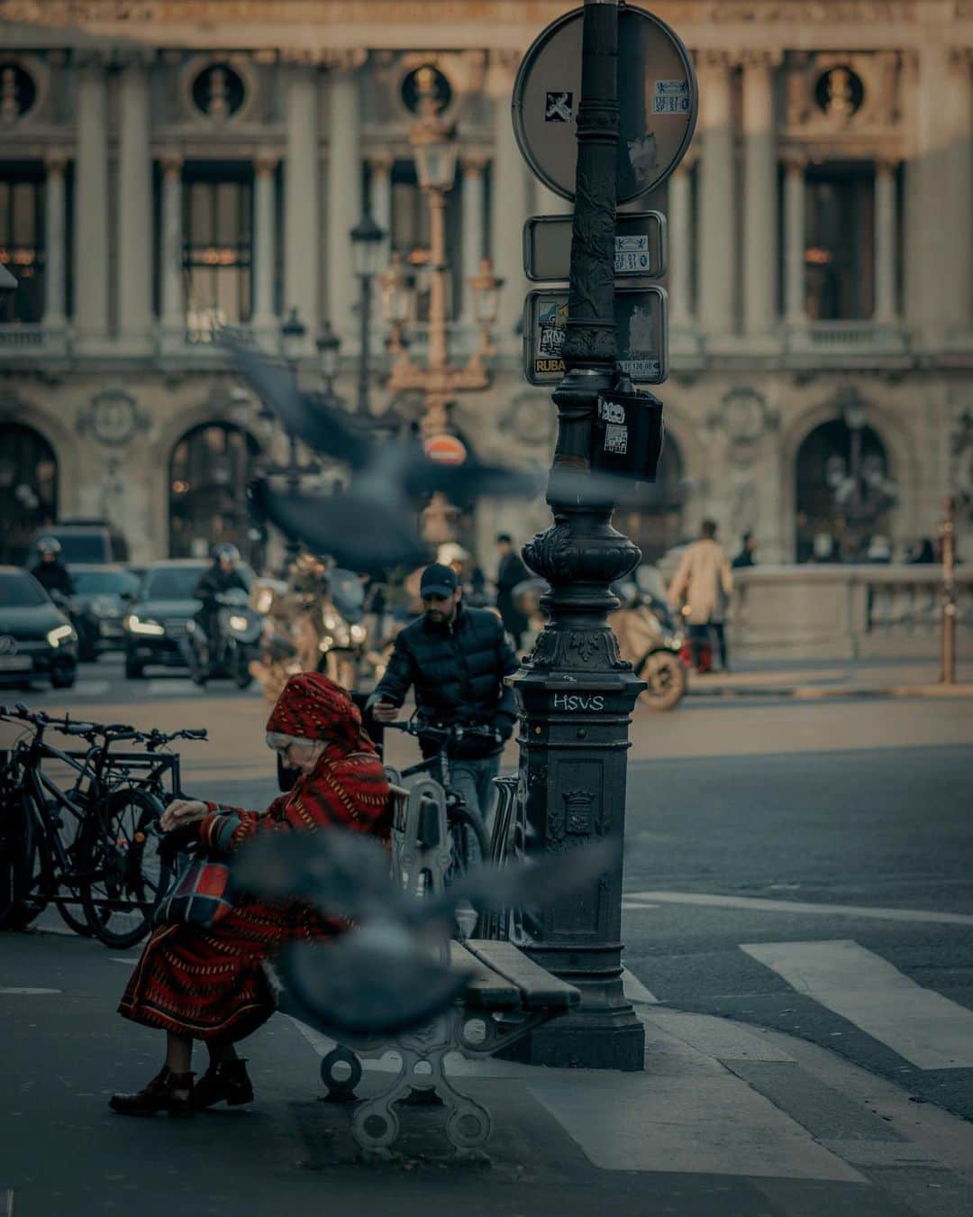 Putri Anindyaのインスタグラム：「Un Mercredi à Paris // these are some everyday scene in Paris. In my opinion, Winter makes everyone dressed good. I love to see people with coat, something that I don’t see a lot in my home country. Here I want to tell you the ones who inspired me for the color grading.⁣⁣⁣ ⁣⁣⁣ First of all, i got inspired a lot by the colors in Joker movie recently. I mean, who doesn’t? I learnt more about the emotion of colors and the importance of color wheel. Thanks for that @lawrencesherdp and Todd Philips ! This is why my usual warm tone changed a little. But I never use the same tone anyway for each photo cause it depends on the lighting and the subject of the photo itself. ⁣⁣⁣ ⁣⁣⁣ But if we talked about color grading, here are some people that I find their colors are so moody and beautiful and I got inspired by them ;  @visualmemories_ @jeremysnell @brahmino @ezgipolat @elsableda @_tuck4 @mylenecybele @lauraaprado @ema_therabbit @monaris_ @ericvannynatten and many more that I can’t mention everyone here. Again, In my opinion, editing with certain tone or color is not the priority. But indeed it can bring a special mood, character, and even a feeling into the image itself. So, I hope you can get inspired by them just like i do :) Taken with @sonyalpha_id #a7iii #85mm18 sony」