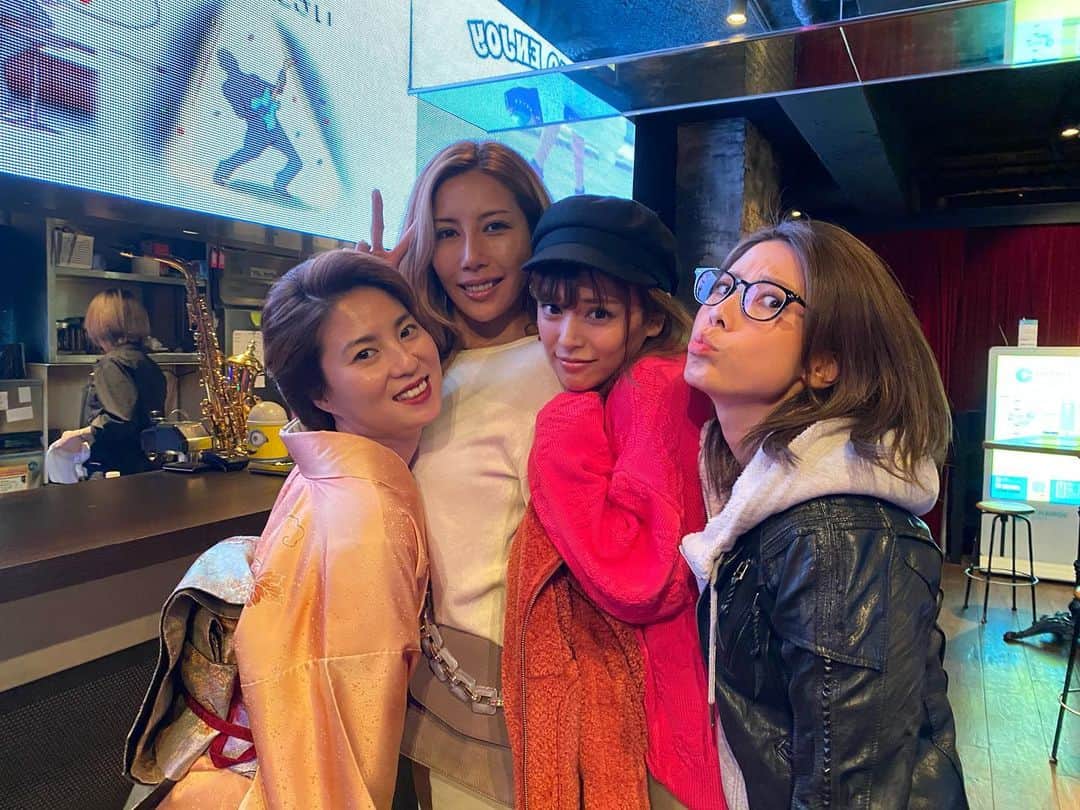 のインスタグラム：「. 年末感。 性別関係なく、美女に囲まれると幸せな気分になりますね🥰 . #girls  #happy #smile #japan #tokyo  #年末 #年末年始の過ごし方  #侍らすオンナ#12月」