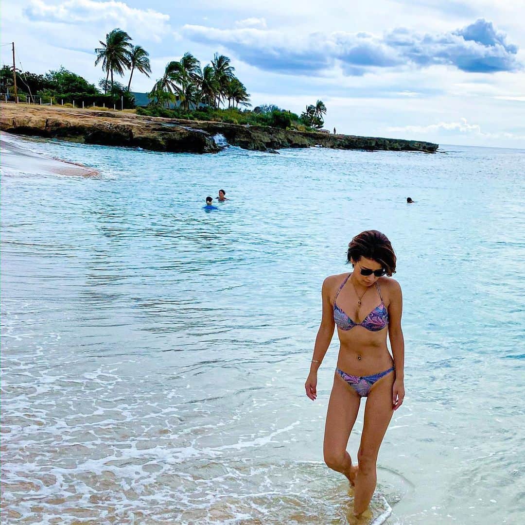 彩海のインスタグラム：「. . @ Zablan beach 🏝 . 海が綺麗でロコばかりな静かなビーチ。 波が結構あるのに皆さんSchnorchelしてて 私は断念(ライフジャケットないしw . . 最近ツアーでもよく日本人が来てる マーメイドケイブがあるビーチだよ🧜🏾‍♀️ . . . 起きたらコメント、DMお返ししまーす！ おやすみなさい🌙 . #bikini#bikinigirl#beachgirl #beachday #sea #oceanside #girlsswimwear #victoriassecret #japanesegirl #ハワイ#ビーチ#海#ハワイ旅行 #ハワイ大好き #ハワイフォト #ビキニ #必死にお腹を引っ込める #何キロ太ったでしょうか #4キロだよ #やばいよ #サイカフィット　#危機　笑」