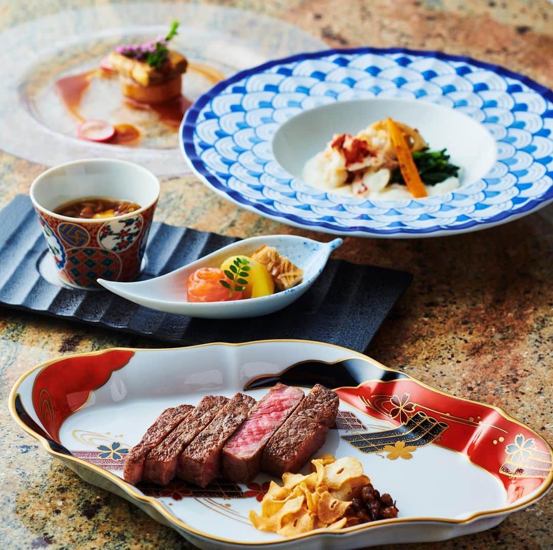横浜ロイヤルパークホテルのインスタグラム：「今年はランチも！クリスマスメニューのご紹介🍽  B1F 鉄板焼「よこはま」では、12/20（金）～25（水）限定でクリスマス ランチを提供いたします🎄  ランチでクリスマス限定メニューを出すのは実は初の試み🤫黒毛和牛、フォワグラ、オマール海老、たらば蟹など豪華な食材を使ったランチコースです✨  #横浜ロイヤルパークホテル #yokohamaroyalparkhotel #横浜 #yokohama #鉄板焼 #鉄板焼ランチ #ホテルランチ #hotellunch #teppanyaki #クリスマスランチ #christmaslunch」