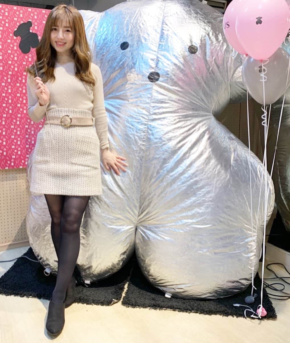 早川愛さんのインスタグラム写真 - (早川愛Instagram)「くまさんで有名な🧸💕💕﻿ スペインのジュエリーブランド﻿ TOUSの100周年アニバーサリーイヤー展示会へ💗﻿ ﻿ ﻿ 来年は100周年イヤーで様々なイベントがあるみたい❣️﻿ ﻿ ﻿ なんと❣️﻿ 12/7〜12/25まで﻿ TOUS銀座店でお買い物をすると﻿ Box Challengeができて﻿ TOUSの丸いギフトボックスに﻿ ラッピングペーパーで自由にラッピングできるの❣️ ﻿ ﻿ しかもこのキャンペーンに参加すると﻿ 抽選で割引クーポンやノーベルティがもらえるかもみたい✨✨✨ ﻿ ﻿ ﻿ 私はHOLDコレクションのチャームを﻿ ぜんぶくまちゃんにしたよ🧸🧸🧸﻿ かわいすぎる😭 ﻿ 新作コレクションは撮影NGだけど﻿ かわいかったなぁ🥰﻿ ﻿ ﻿ ﻿ ﻿ ﻿ #TOUS﻿ #トウス﻿ #展示会﻿ @tousjewelry﻿ @tous__fan﻿ #tous﻿ #tousjapan﻿」12月6日 19時25分 - megumegu_1006