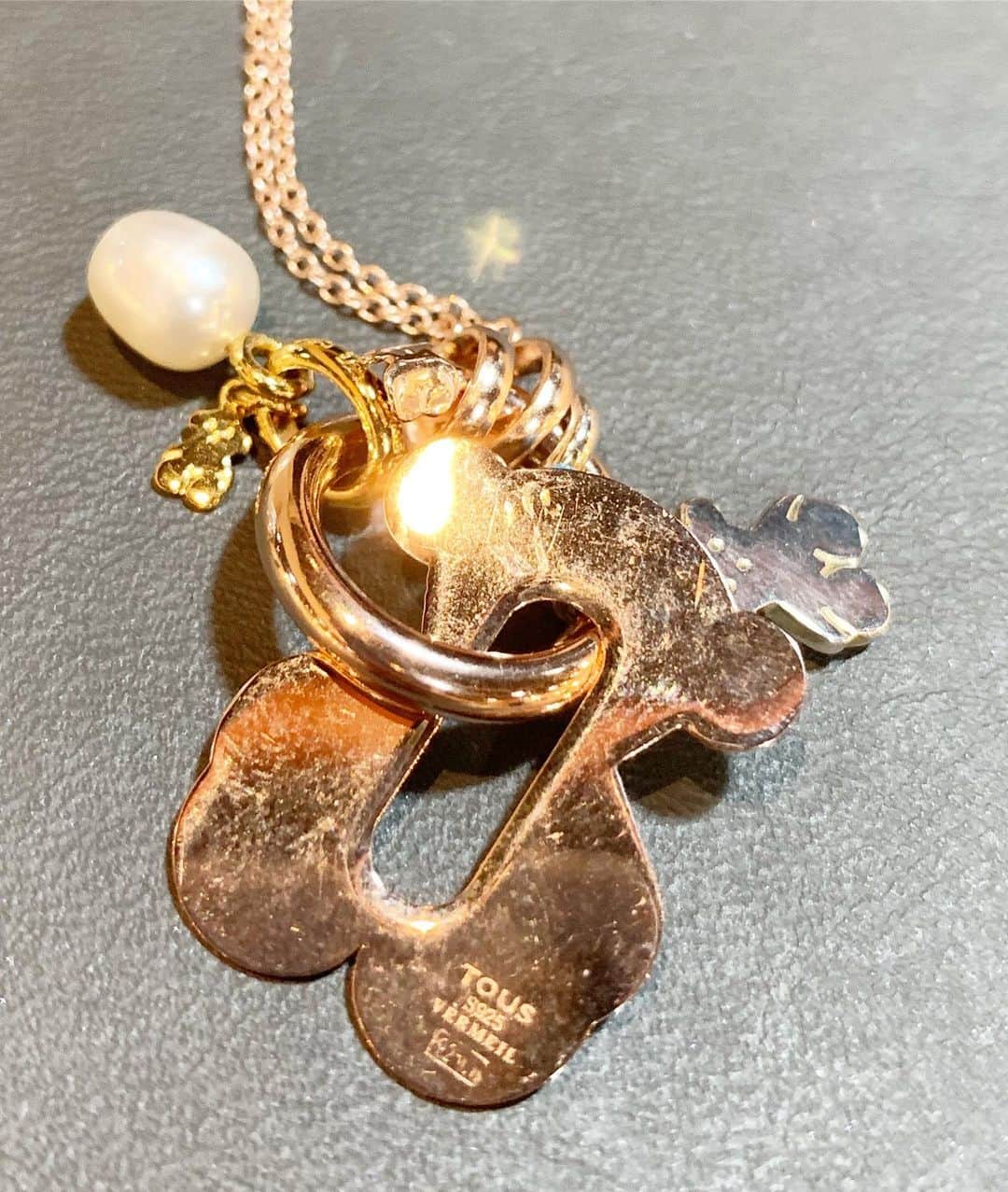 早川愛さんのインスタグラム写真 - (早川愛Instagram)「くまさんで有名な🧸💕💕﻿ スペインのジュエリーブランド﻿ TOUSの100周年アニバーサリーイヤー展示会へ💗﻿ ﻿ ﻿ 来年は100周年イヤーで様々なイベントがあるみたい❣️﻿ ﻿ ﻿ なんと❣️﻿ 12/7〜12/25まで﻿ TOUS銀座店でお買い物をすると﻿ Box Challengeができて﻿ TOUSの丸いギフトボックスに﻿ ラッピングペーパーで自由にラッピングできるの❣️ ﻿ ﻿ しかもこのキャンペーンに参加すると﻿ 抽選で割引クーポンやノーベルティがもらえるかもみたい✨✨✨ ﻿ ﻿ ﻿ 私はHOLDコレクションのチャームを﻿ ぜんぶくまちゃんにしたよ🧸🧸🧸﻿ かわいすぎる😭 ﻿ 新作コレクションは撮影NGだけど﻿ かわいかったなぁ🥰﻿ ﻿ ﻿ ﻿ ﻿ ﻿ #TOUS﻿ #トウス﻿ #展示会﻿ @tousjewelry﻿ @tous__fan﻿ #tous﻿ #tousjapan﻿」12月6日 19時25分 - megumegu_1006
