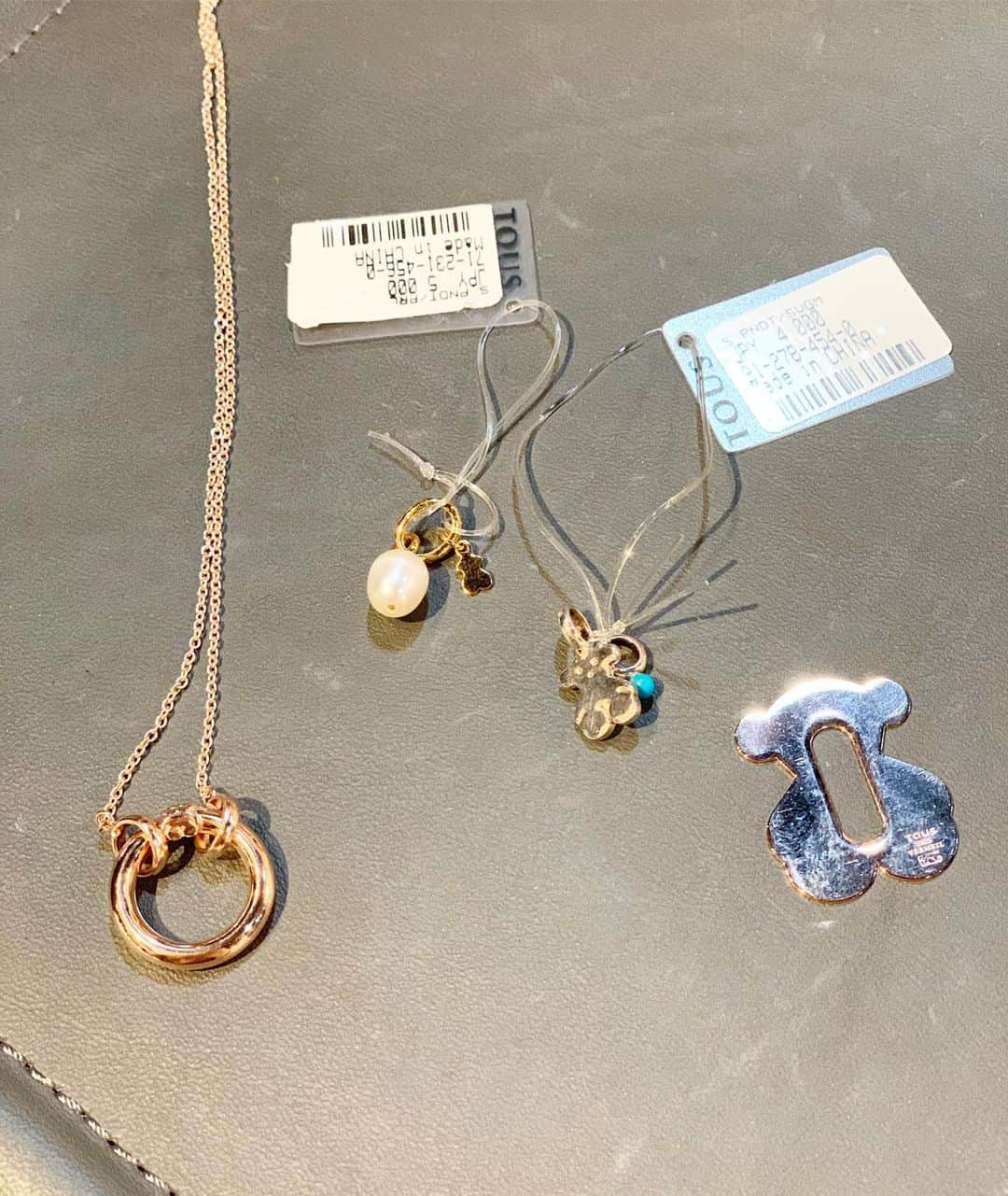 早川愛さんのインスタグラム写真 - (早川愛Instagram)「くまさんで有名な🧸💕💕﻿ スペインのジュエリーブランド﻿ TOUSの100周年アニバーサリーイヤー展示会へ💗﻿ ﻿ ﻿ 来年は100周年イヤーで様々なイベントがあるみたい❣️﻿ ﻿ ﻿ なんと❣️﻿ 12/7〜12/25まで﻿ TOUS銀座店でお買い物をすると﻿ Box Challengeができて﻿ TOUSの丸いギフトボックスに﻿ ラッピングペーパーで自由にラッピングできるの❣️ ﻿ ﻿ しかもこのキャンペーンに参加すると﻿ 抽選で割引クーポンやノーベルティがもらえるかもみたい✨✨✨ ﻿ ﻿ ﻿ 私はHOLDコレクションのチャームを﻿ ぜんぶくまちゃんにしたよ🧸🧸🧸﻿ かわいすぎる😭 ﻿ 新作コレクションは撮影NGだけど﻿ かわいかったなぁ🥰﻿ ﻿ ﻿ ﻿ ﻿ ﻿ #TOUS﻿ #トウス﻿ #展示会﻿ @tousjewelry﻿ @tous__fan﻿ #tous﻿ #tousjapan﻿」12月6日 19時25分 - megumegu_1006