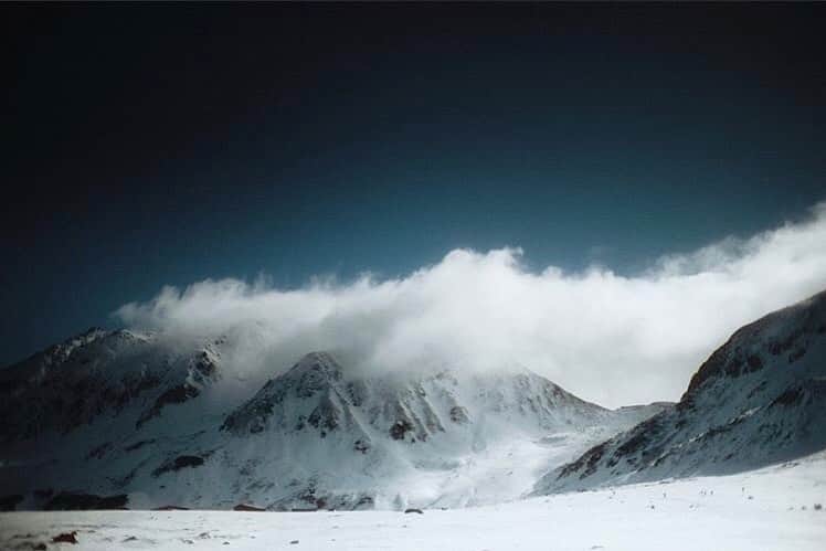 登山*トレッキング*アウトドア『.HYAKKEI』さんのインスタグラム写真 - (登山*トレッキング*アウトドア『.HYAKKEI』Instagram)「威風堂々たる、雪の立山。雲をまとった姿は神々しくもありますね。  photo by @s__hrms ・ ・ ・ あなたの山の思い出picを#hyakkeime で投稿してください！みんなで素敵なお山ギャラリーをつくりましょー！﻿ ・﻿ ・﻿ ・﻿ #登山好きな人と繋がりたい #登山 #山登り #山歩き #山ガール #登山女子 #山ボーイ #山バカ #landscape #絶景 #日本の絶景 #as_archive #vsco #reco_ig #光と影 #広角 #青空 #sky #自然美 #北アルプス #立山 #雪山」12月6日 19時19分 - hyakkei_me