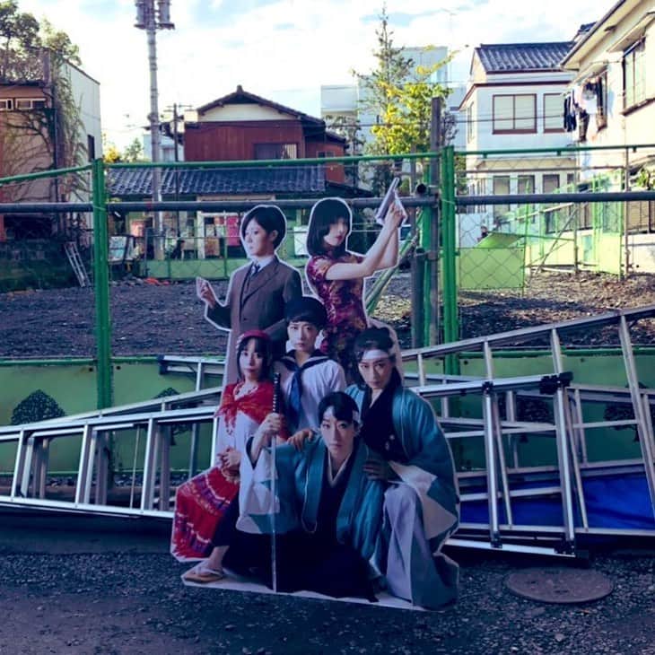 森永理科のインスタグラム：「月蝕歌劇団「新撰組in1944-ナチス少年合唱団-」ありがとうございました（だいぶたった） おかげさまでなかなかに好評でしたし、お客様もしっかり入って、嬉しい限りです。 今回で、2回目の演出。 とはいえとはいえ、師とも言える高取英のベースがあったり、シーザーの的確なアドバイスあっての結果なので、まだまだ端くれ。終わってから思う事も多くて、これがもっと早くから着手できたらもっと幸せになると思い、次こそは…と思うのでした。  今回、ワークショップオーディションで出会った素敵な仲間たちの中から、水上ゆかが研究生として入りました。 そして、石津ゆりが準劇団員に、岬花音菜が劇団員として月蝕に所属となりました。 プロデュース公演が中心の最近では「劇団員」としての存在価値が希薄になっています。 でも、劇団員経験者から言わせてもらえば、責任持って何処かに属するってそれだけで5年後10年後見られ方が変わります。私は月蝕にいた事での信用が次にまた次に繋がっている実感があるので間違い無いと思うんだなー  写真は写真家濱口太さんが作ってくれたでっかいパネル。野ざらしになっててなかなかにシュール。」