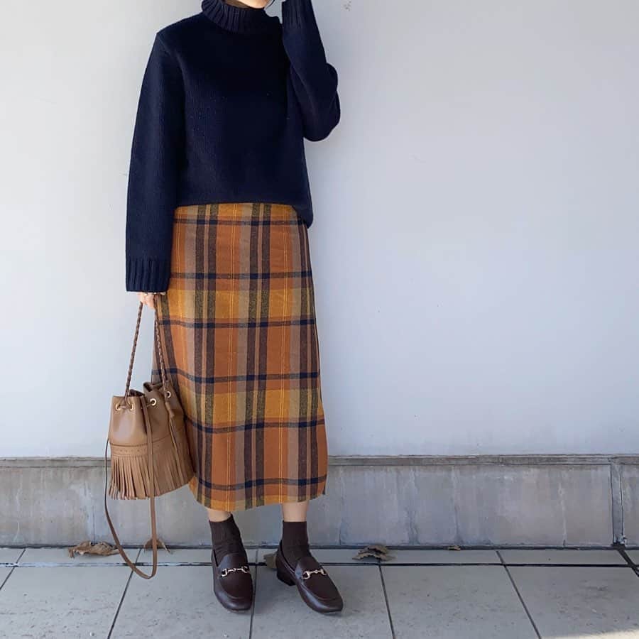 のインスタグラム：「⠀ navy × orange × brown たまにはこんな配色🍊 ⠀ 丈感絶妙なチェックスカートは @fifth_store の #サイドスリットチェックタイトスカート ⠀ ストンと落ちるシルエットが デカ尻をカモフラージュ👏 タートルニットとチェックスカートの 組合せ好きだなぁ💭 ⠀ #fifth#fifthtl#フィフス#カジュアル#ニット#チェック#タートルネック#タートルネックニット#160cm以上コーデ#ママコーデ#ローゲージタートルネックセーター#プチプラ#プチプラコーデ#ビットローファー」