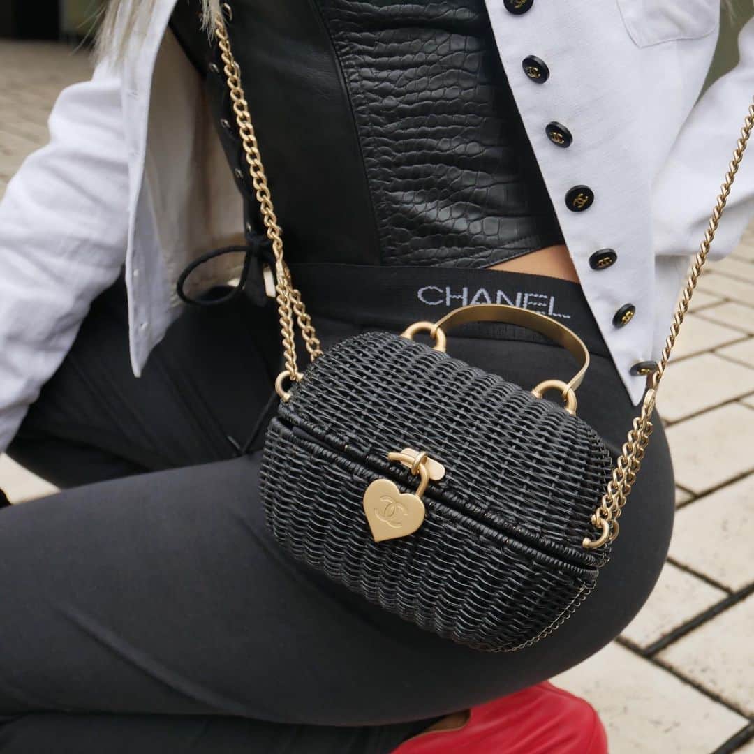 Vintage Brand Boutique AMOREさんのインスタグラム写真 - (Vintage Brand Boutique AMOREInstagram)「Vintage Chanel rattan shoulder bag. ▶︎Free Shipping Worldwide✈️ ≫≫≫ DM for more information 📩 info@amorevintagetokyo.com #AMOREvintage #AMORETOKYO #tokyo #Omotesando #Aoyama #harajuku #vintage #vintageshop #ヴィンテージ #ヴィンテージショップ #アモーレ #アモーレトーキョー #表参道 #青山 #原宿#東京 #chanel #chanelvintage #vintagechanel #ヴィンテージ #シャネル #ヴィンテージシャネル #amoreomotesando #アモーレ表参道」12月6日 19時22分 - amore_tokyo