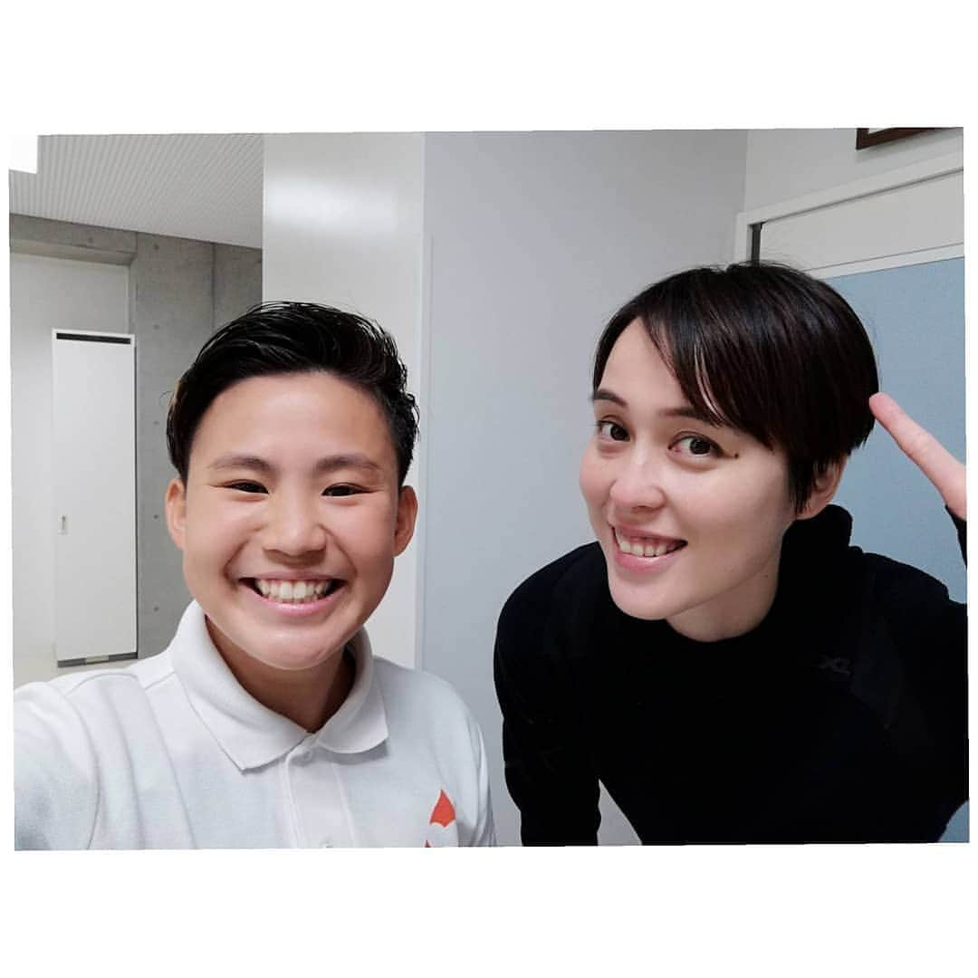 大山未希さんのインスタグラム写真 - (大山未希Instagram)「🏫 下北沢小学校で全校生徒に講話と ６年生にバレーの授業にいってきました😊 成徳の目と鼻の先にあってびっくり💦💦 久しぶりに下北沢駅から学校までの通学路を歩きました‼‼ 子供たちみーんなかわいくて反応もよくて最高でした😉 養護教諭の先生がなんとわたしのファンだったみたいで とてもうれしかった🎵 今回担当の元サッカー選手の内山さんも 私も髪の毛短すぎて爆笑😂 子供たちに『なんで髪の毛短いの？』って きかれてしまったよ😂😂😂 #下北沢小学校 #授業 ↓」12月6日 19時22分 - miki_oyama1003