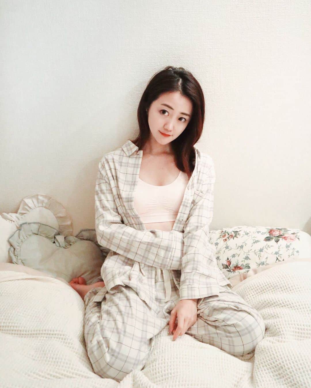 のインスタグラム：「👙💭🌹﻿ ﻿ ﻿ 以前から愛用していて﻿ もはや必需品となっている#ナイトブラ 🌜💫﻿ ﻿ ﻿ #viageビューティアップナイトブラ (@viage_hrc )は、﻿ 既にパープルを持っているんだけど﻿ 今回PRとしてピンクをいただきました！🙏🏻👙💕﻿ ありがとうございます！！😂✨﻿ ﻿ ﻿ ﻿ ﻿ ﻿ 私はもうとにかく！！﻿ これ気に入ってるの！！！👀💕﻿ ﻿ 私の感想としては、﻿ ✔︎脇肉をしっかりキャッチしてくれる﻿ ✔︎着けて寝ても苦しくない﻿ ✔︎むれにくい﻿ ✔︎寝返り打っても余裕﻿ ﻿ ﻿ ナイトブラを探している人、﻿ 今のナイトブラに不満がある人には﻿ 是非試して欲しいです！！！😍💘﻿ ﻿ ﻿ ﻿ (☝🏻フォロー＆対象投稿いいね！を﻿ していただいた方の中から、﻿ 抽選で5名様にViageナイトブラを﻿ プレゼントするキャンペーンをしているよ！💝﻿ 試してみたかった方、迷っていた方ぜひ👙﻿ 詳しくはストーリーズを見てみてね👀💕 URL貼っておきました！🙏🏻💋)﻿ ﻿ ❤︎❤︎❤︎❤︎❤︎❤︎❤︎❤︎❤︎❤︎❤︎❤︎❤︎❤︎❤︎❤︎❤︎❤︎❤︎﻿ #beauty#bodycare#pajamas #viageブラ#ナイトブラ生活#viage女子#バストケア」