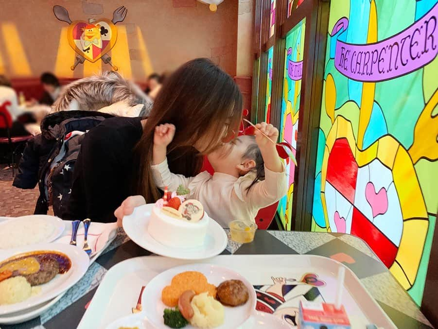 芹澤明日香さんのインスタグラム写真 - (芹澤明日香Instagram)「. . 12月5日で凜3歳になりました👧🏻🎂 最近プリンセスやディズニーキャラクター大好きで絶対にディズニーでお祝いしてあげたいと思い連れて行ったよ🥳❤️ . 少し長くなりますが今回の誕生日は今までの誕生日とは違う想いがあるので書いてみました📝 . . 1歳、2歳、3歳と母親1人でのお祝いになってしまい本当なら父親もいて家族でという形が当たり前なのかもしれない。 当たり前なことが当たり前にしてあげれなくて苦しかったし、小さいながらも哀しい想いをさせてしまったかもしれない。 娘がお腹にいる時から無理だなと決心して産まれた時から心にそういう形での家族は無理だと更に強く思いその分私が母親であり父親にもなりこの子を育ててきました。 . ときに厳しく叱り良くできた事は倍以上に褒めて抱きしめてキスをする 怒って泣いたあとも必ずハグとキス💋 今では自分からたくさんしてくれます😘 3歳になって子育てしてて思う事…本当に良い子すぎる🥺 今まで夜泣きもないし、イヤイヤ期もないし、グズっても泣き止まないでお手上げってなったことは正直一度もないんです😢 もちろん手がかかることはあったけどこんな小さいのに人の気持ちもわかりママ想いで人想いな優しい子に育ってくれてます . この前凜が胃腸炎の時初めておもいきりマーライオンになってしまい大好きなお洋服も車もお布団も汚してしまった時があってその時娘は 『もーさいあくーごめんね』って… いいよ大丈夫だよって片してたら『ありがとう』って、、、 さすがに私は号泣してしまいました。吐いて辛いはずなのにありがとう言えるなんて大人でもできないと思う。 . それと私にギューって抱きしめ抱きついてきて『ありがとう』って言ってくれるの。 私が産後辛く苦しい時どんな時でも毎日たくさん抱きしめてありがとう、産まれてきてくれてありがとう、愛してると言ってきたのが勝手な思いですがこの子も同じ事を私にしてくれてるのかなぁと『ありがとう』を言われる度に泣いてしまいます😢 . 母になり守るものができもちろん強くなった事もあるけど、母親は決して強くないし弱い弱い糸をピーンと張ってるだけで、その糸はすぐ切れすぐ結び、またすぐ張り続けてるんだよね 出産と同時に涙もろくなるし、だんだん本音というか素でいれる時が減るというかなくなる… だからこそこの子には素直にまっすぐな子に育ってほしいなと思います👧🏻 人の目をきちんと見てお話しをして聞く、そしてありがとう、ごめんねをちゃんと言える子に . そしてこの子の笑顔を絶やさず親娘の時間を大切にこれからも母親として父親として育てていきたいと思います . 長くなったけど最後まで読んでくださった方々ありがとうございますm(_ _)m . . 凜お誕生日おめでとう🎂 これからも笑顔いっぱいの凜でいてね😚❤️ . . #産まれてきてくれてありがとう #私を母親にしてくれてありがとう #愛しています  心からありがとう❤️ . #3歳 #誕生日 #女の子 #凜 #シングルマザーの子育て #シングルマザー #シンママ #シンママライフ #仲良し親子 #笑顔 #笑顔が人を幸せにする #ディズニーランド  #disneyland #happybirthday」12月6日 19時28分 - 1219asuka