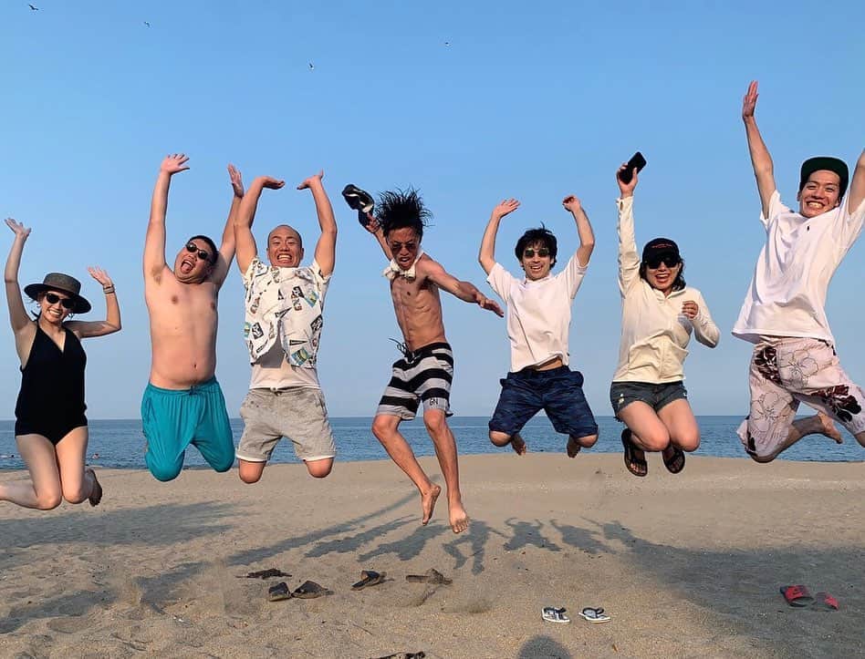 加瀬部駿介（フレンチぶる）のインスタグラム：「久しぶりの投稿です！ 夏ちょっとはしゃぎすぎて秋ちょっとだけ入院してましたが冬はとっても元気に過ごしてます！  さて年明け僕らフレンチぶるの主催ライブがあるので告知させていただきます！  僕らと一緒にステキな時間を過ごしませんか？ ‪第三弾 フレンチぶる主催ライブ‬ ‪『絵馬に「キミと付き合いたい」って書けないから、「第一志望校合格」っていう第二希望を書いちゃったボク。』‬ ‪【日程】1／10(金)‬ ‪【時間】開場19:45／開演20:00‬ ‪【場所】新宿ゴールデン街劇場‬ ‪【料金】¥1,000‬ ‪【ゲスト】あはは、石出奈々子、キズマシーン、八田荘‬  取り置き随時受付ております！  #フレンチぶる」