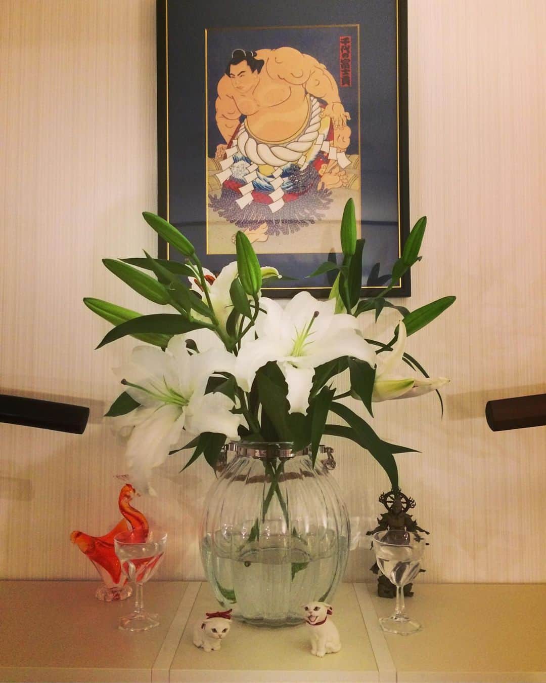 岡田屋鉄蔵のインスタグラム：「友人から葬いの花を頂きました。べ様のイメージは、やはり白百合ですよね！ありがとうございます😊」